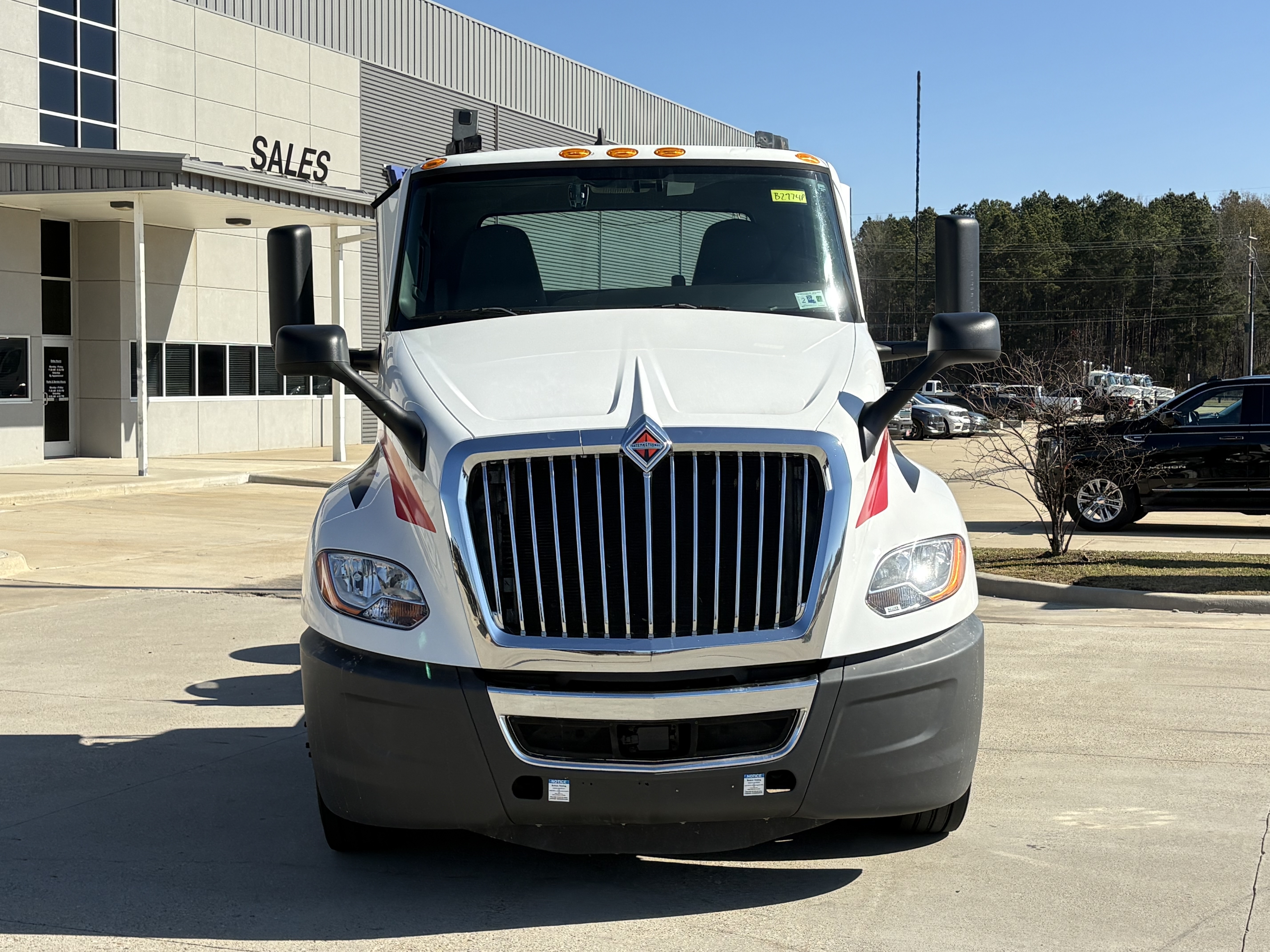 2021 International LT - image 2