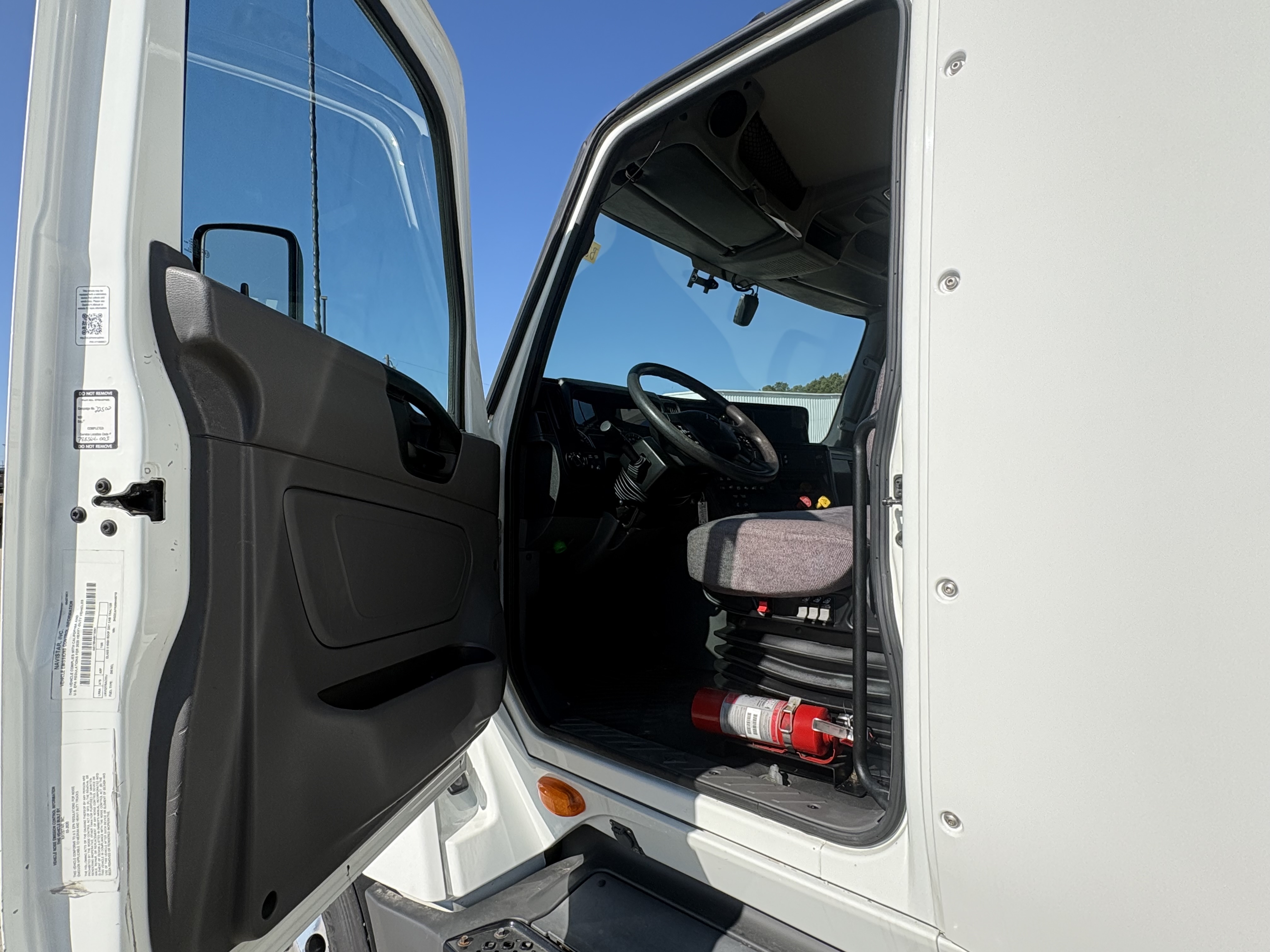 2021 International LT - image 8