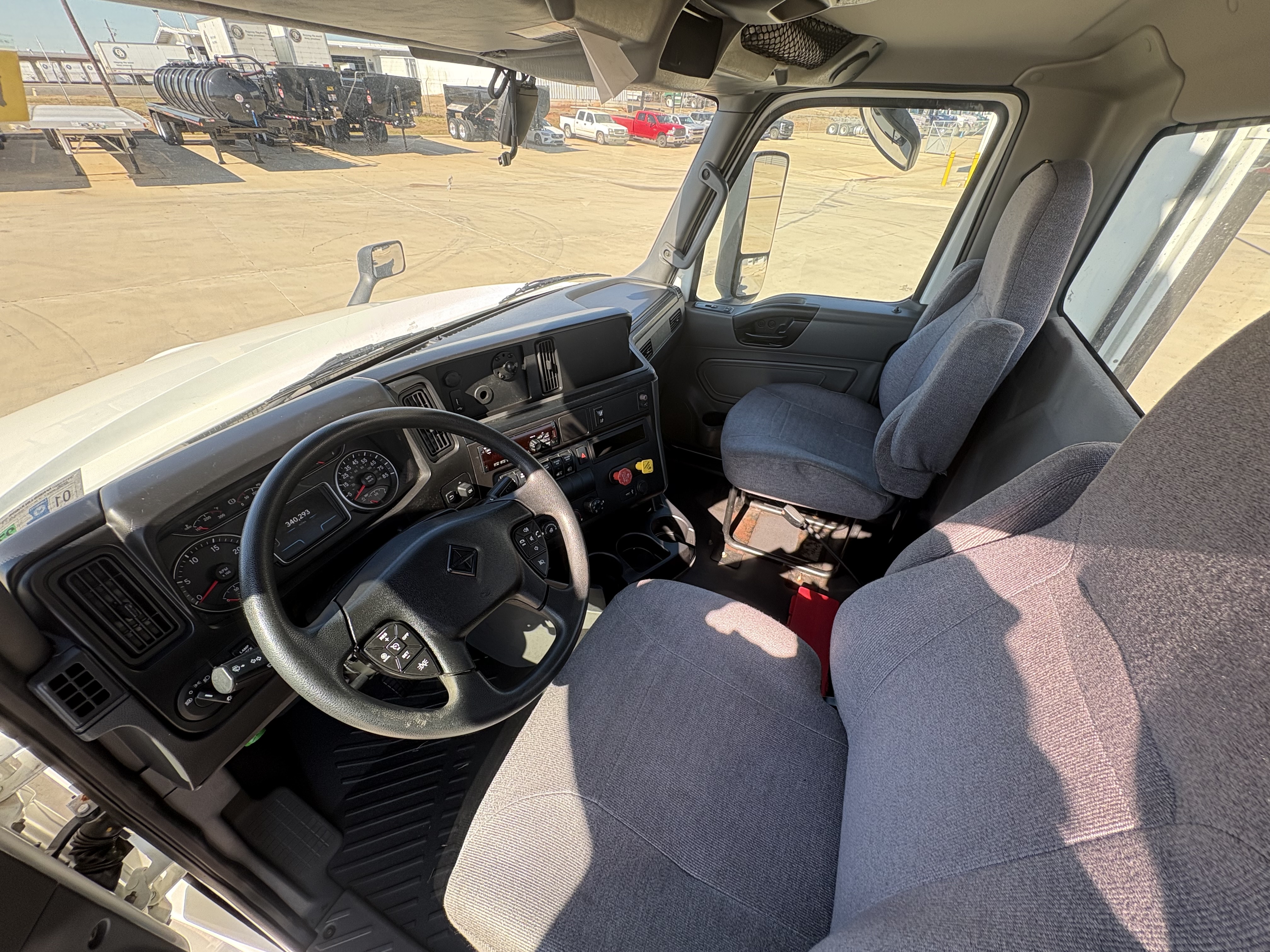 2021 International LT - image 10