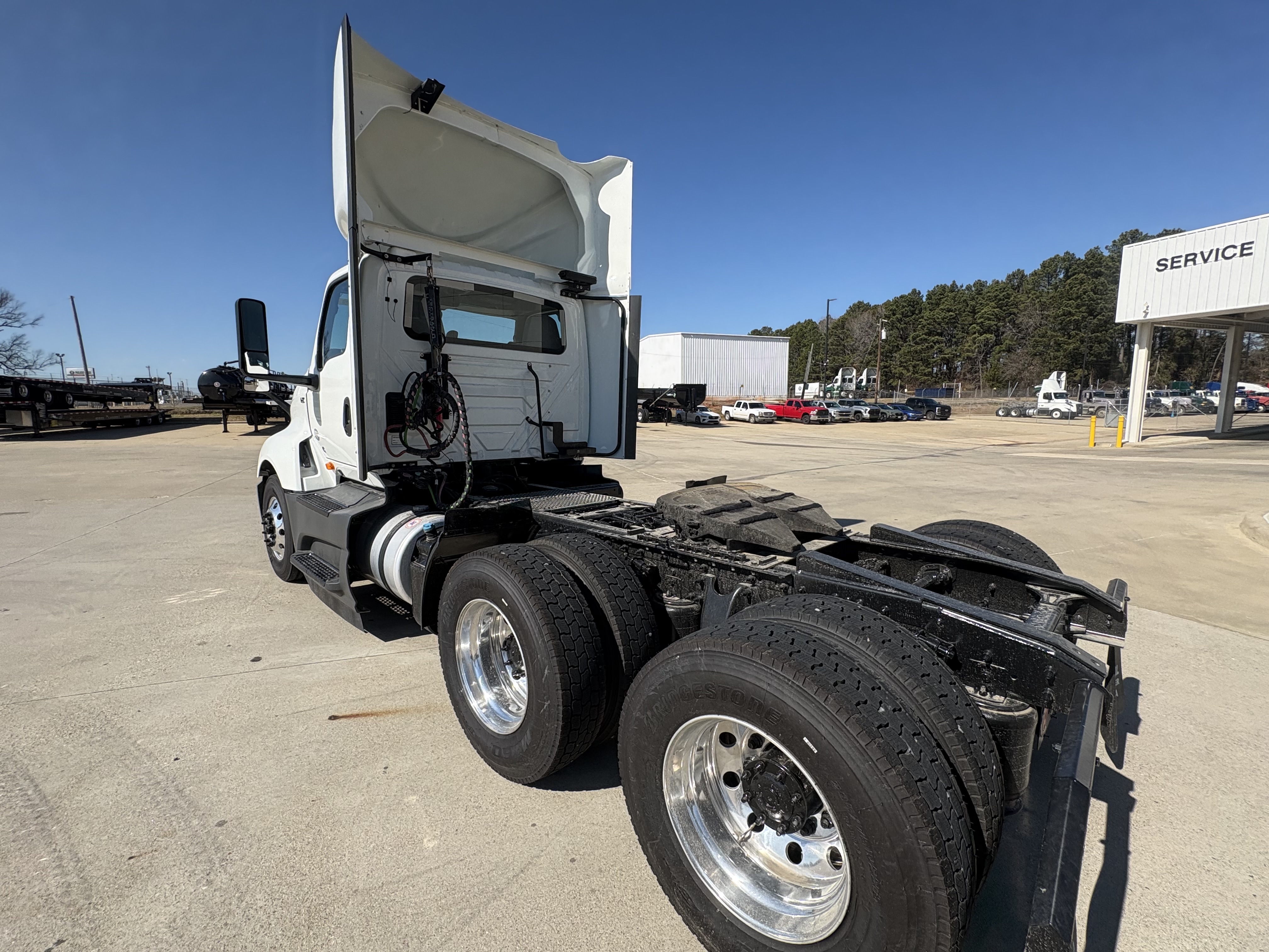 2021 International LT - image 5