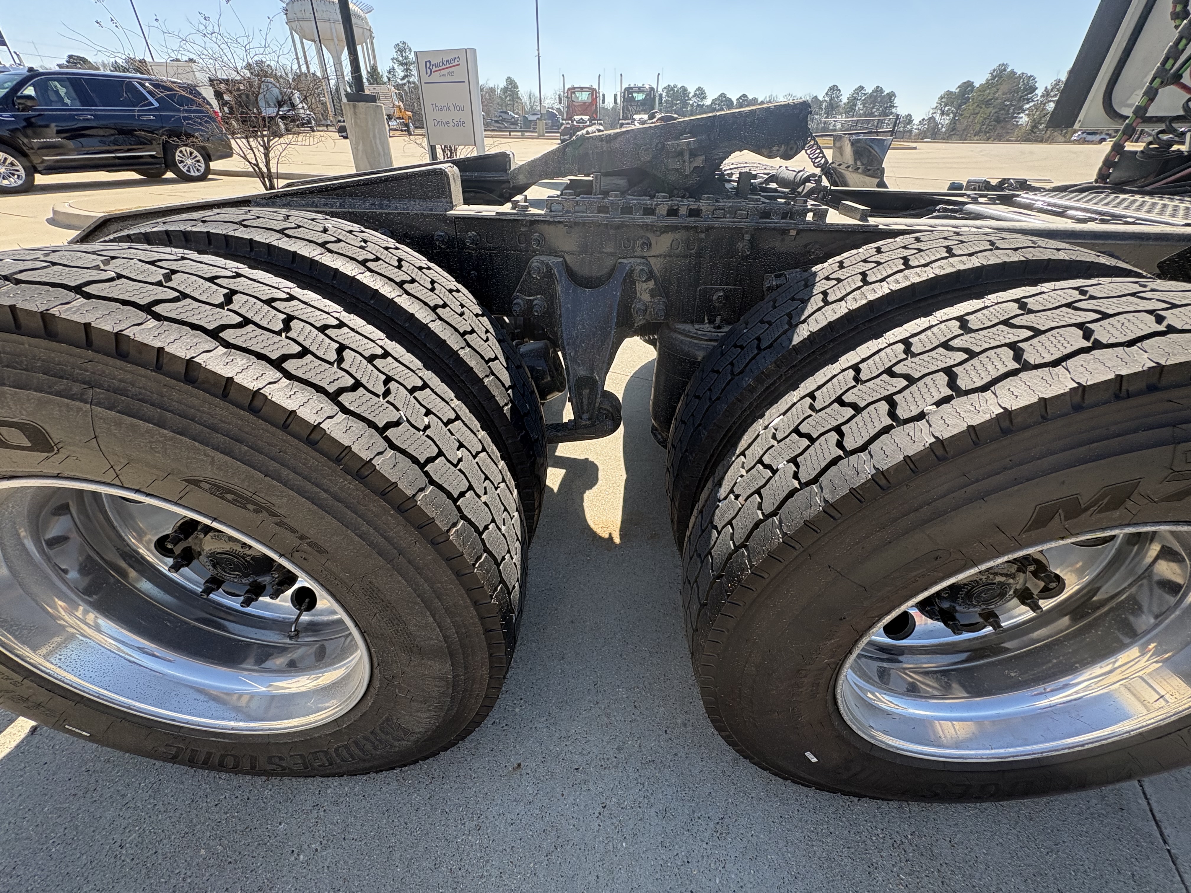 2021 International LT - image 7