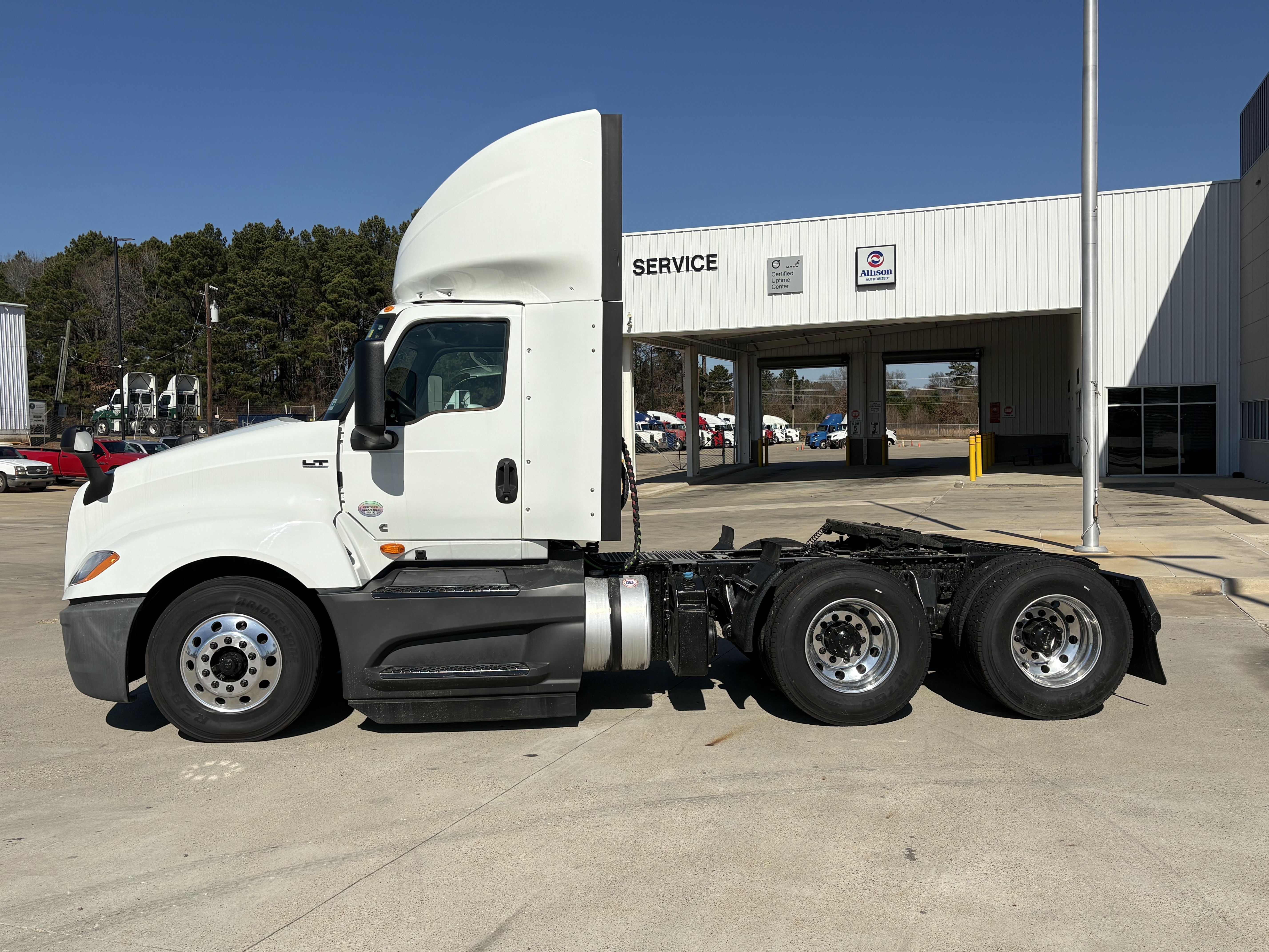 2021 International LT - image 3