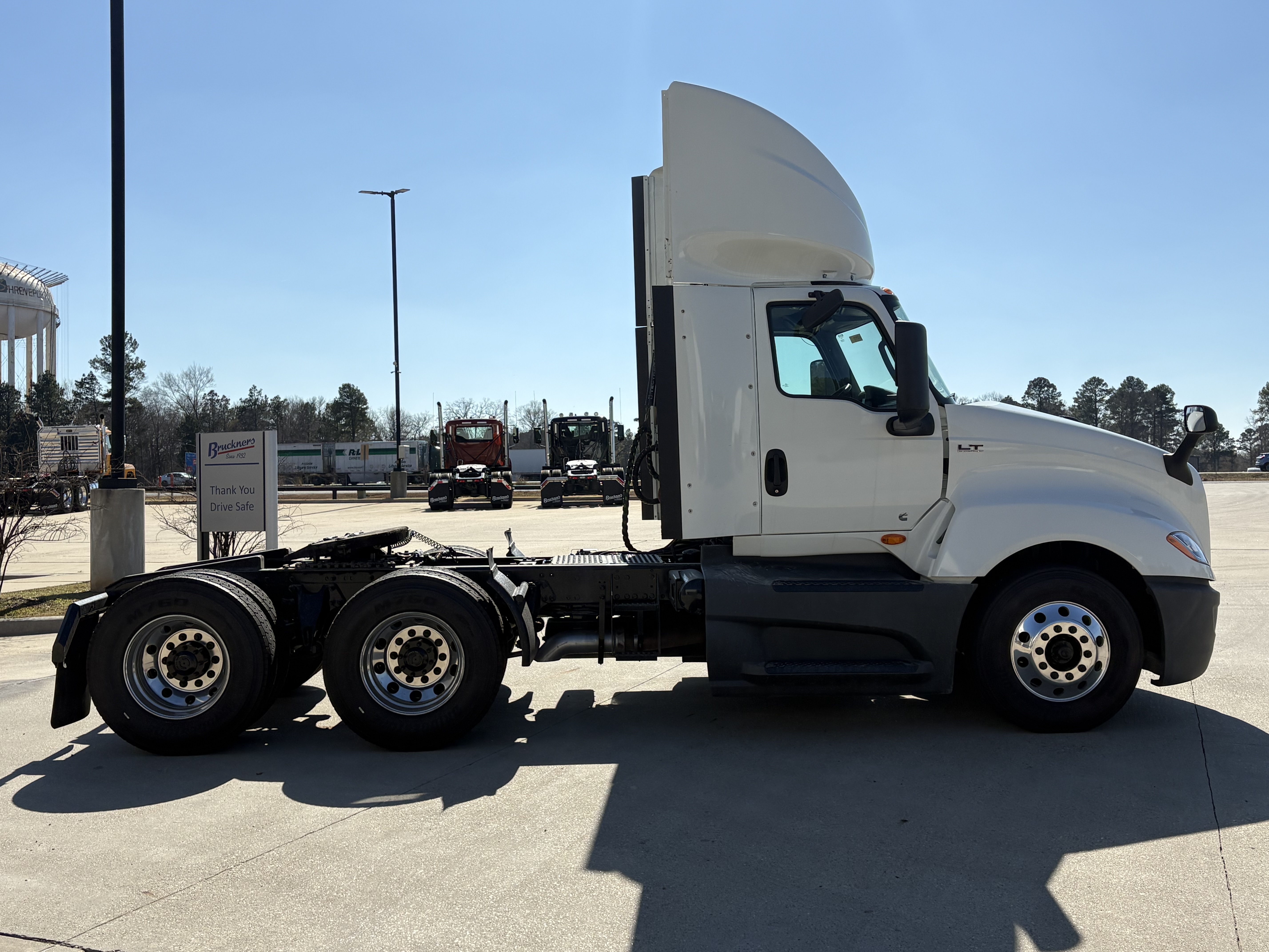 2021 International LT - image 4