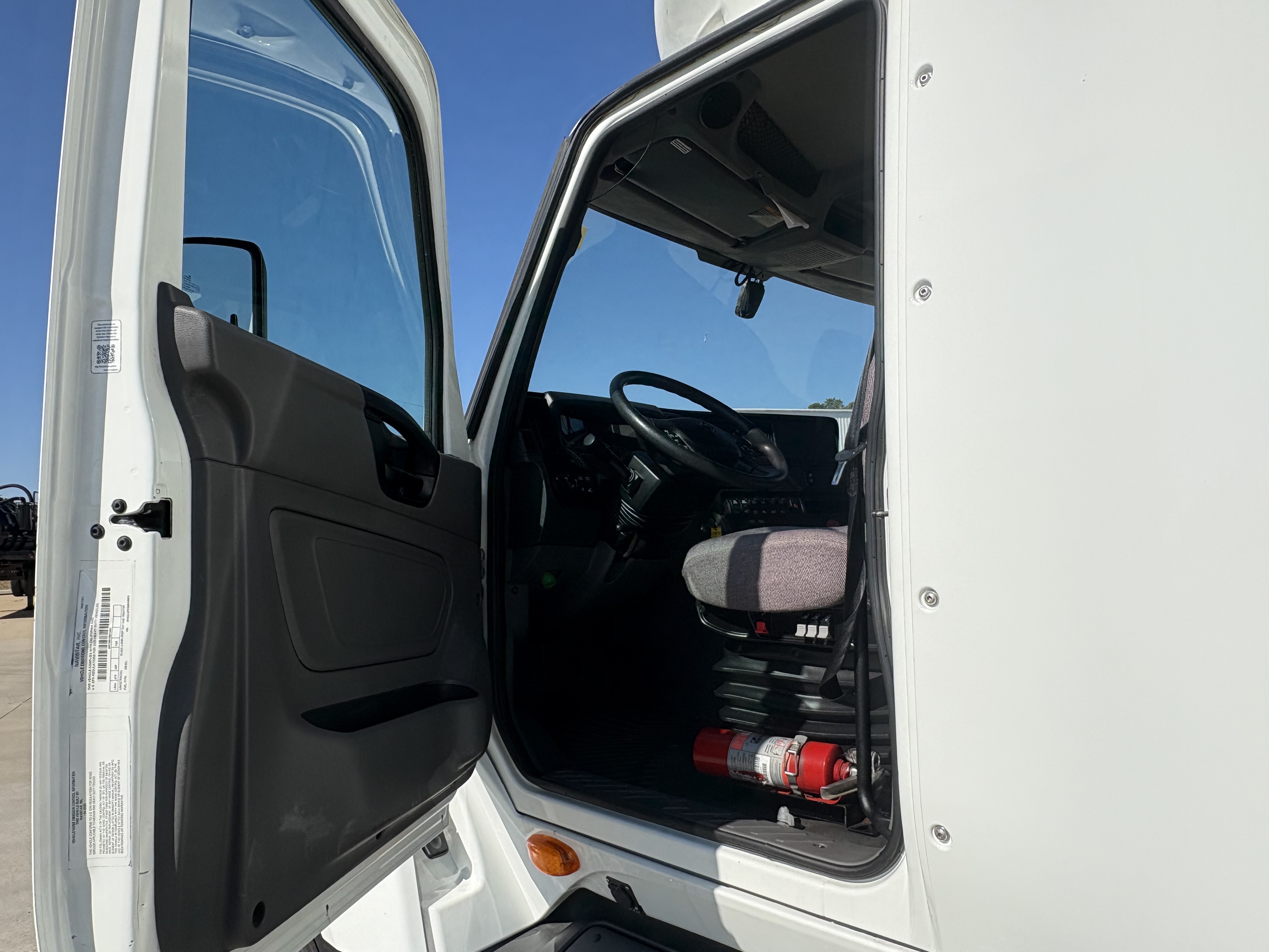 2021 International LT - image 8