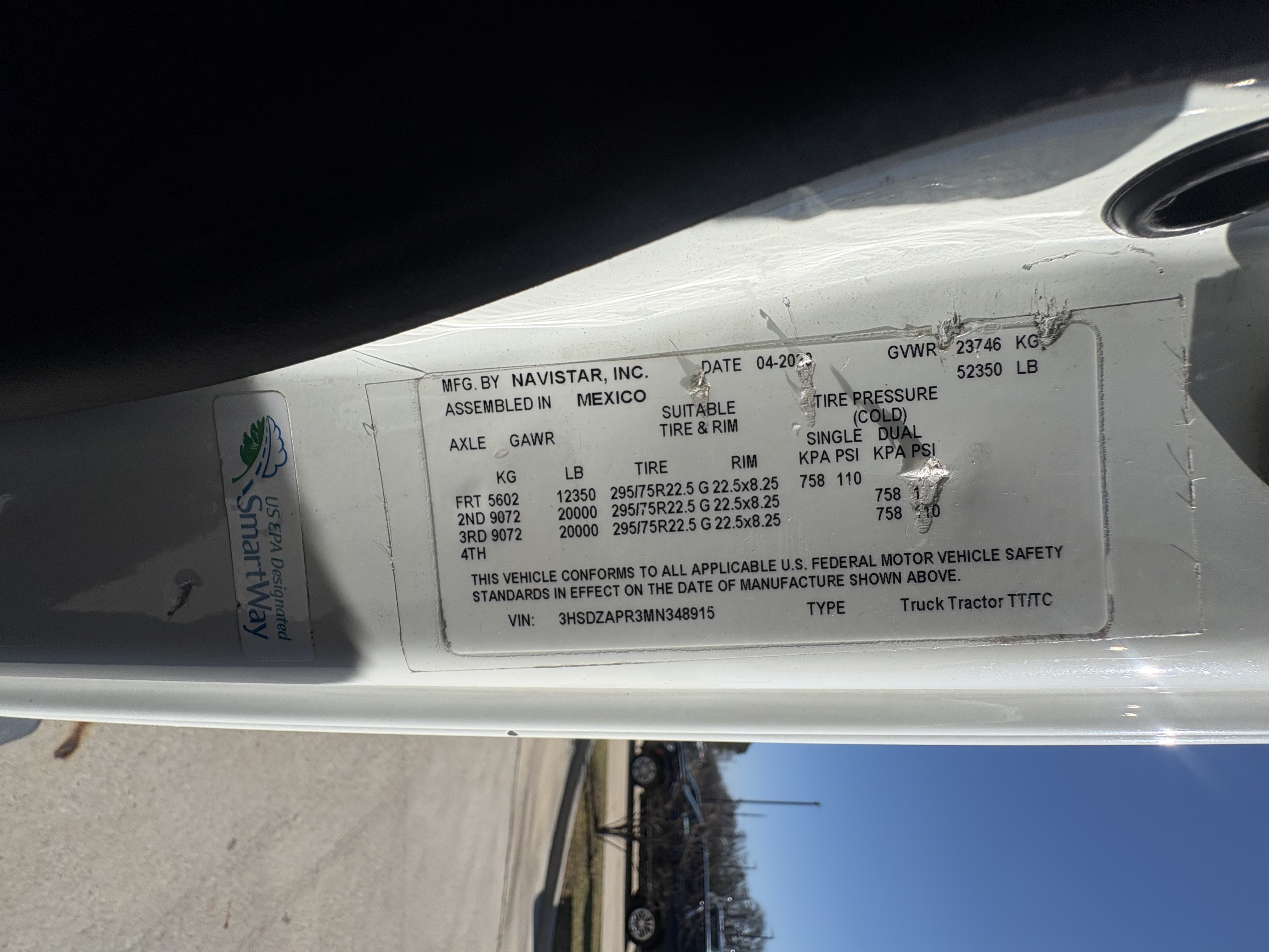 2021 International LT - image 14