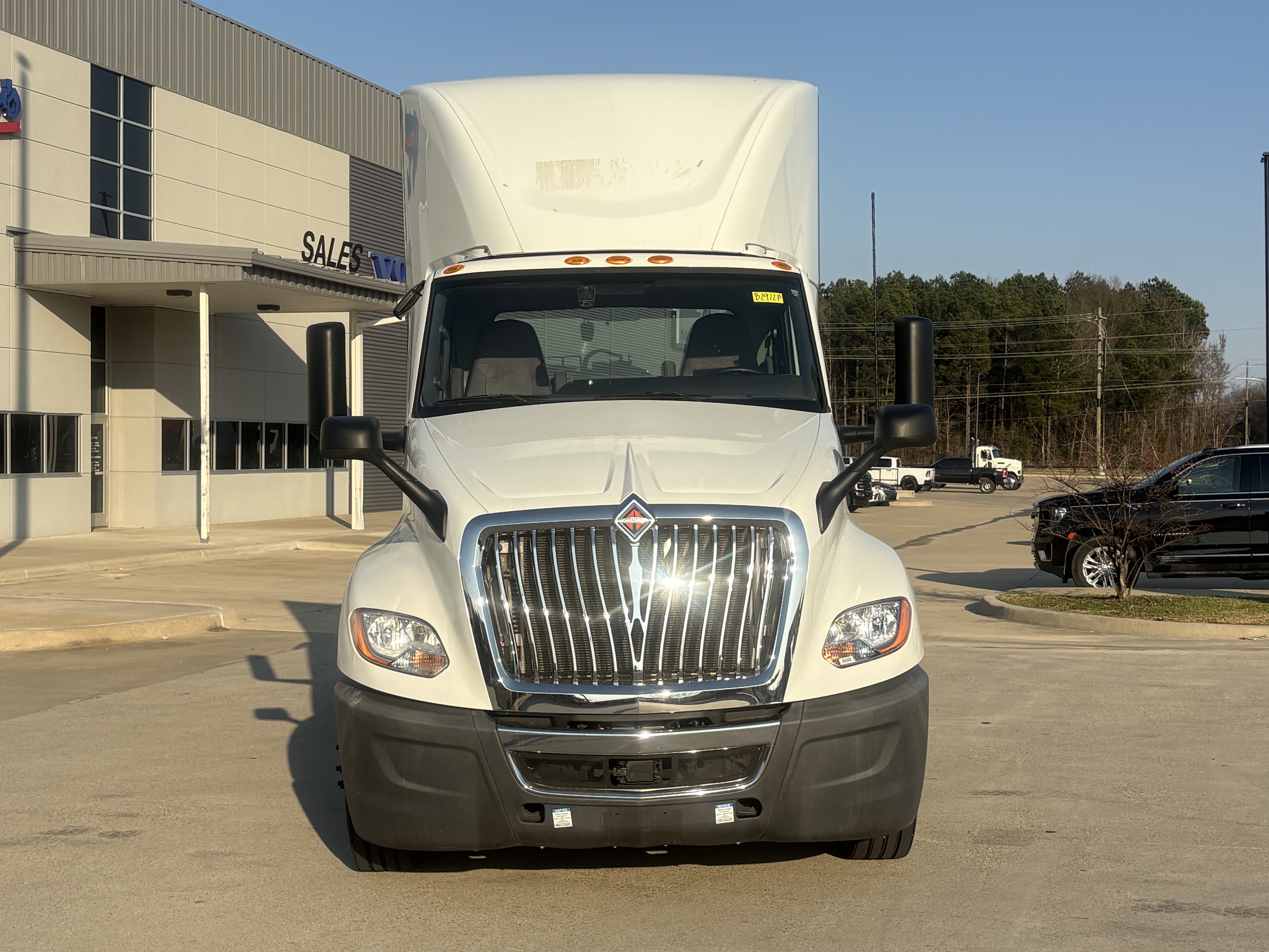 2021 International LT - image 2