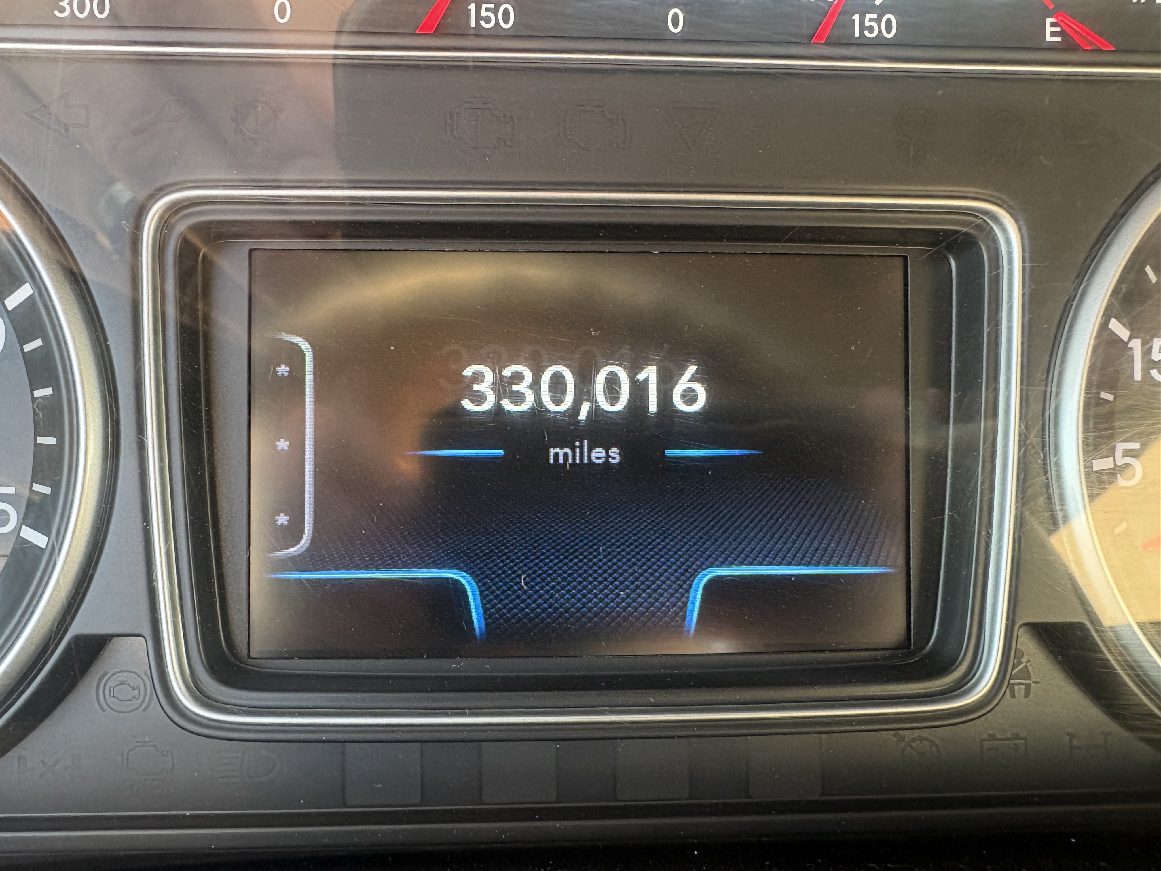 2021 International LT - image 11