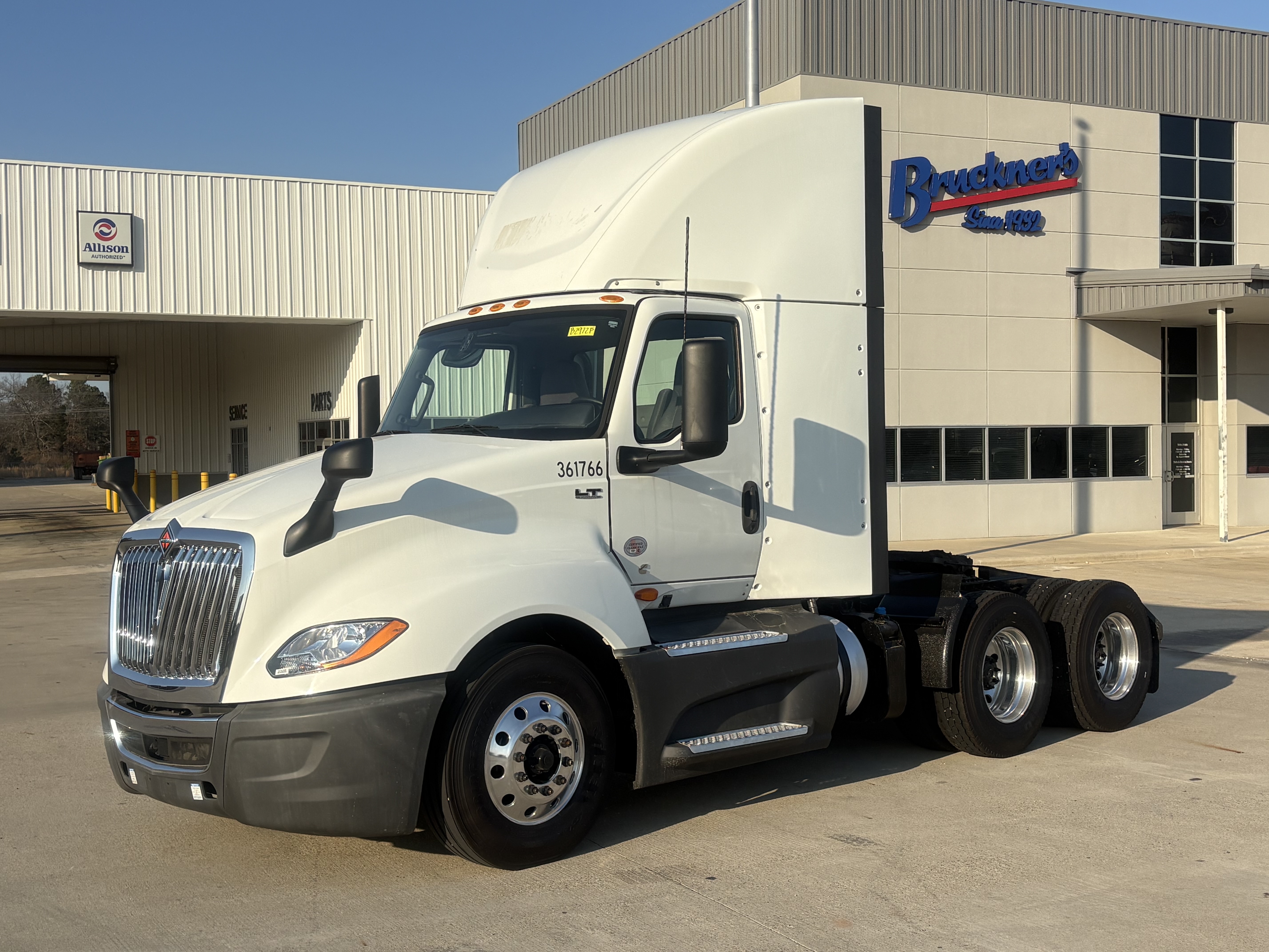 2021 International LT - image 1