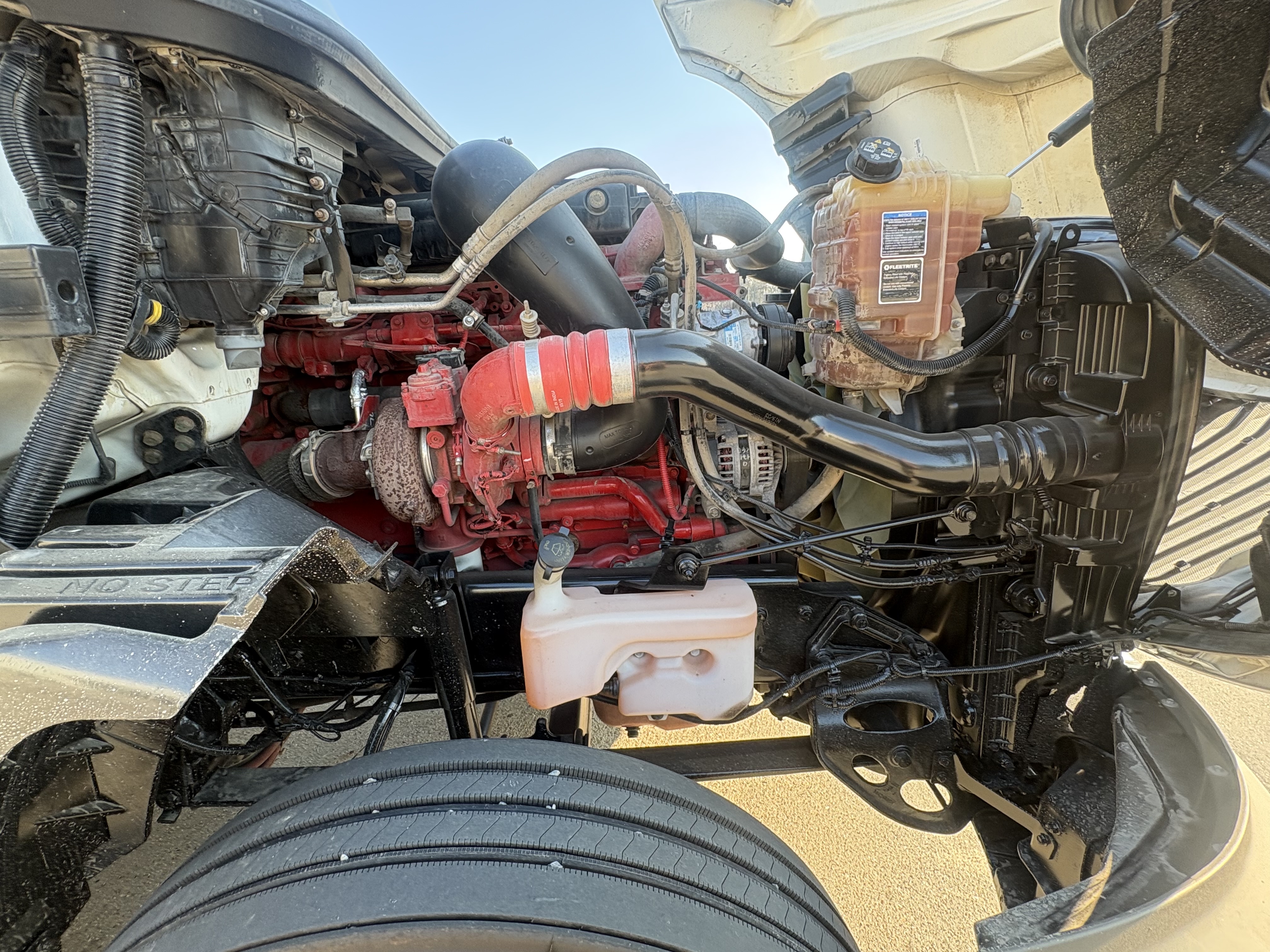 2021 International LT - image 13