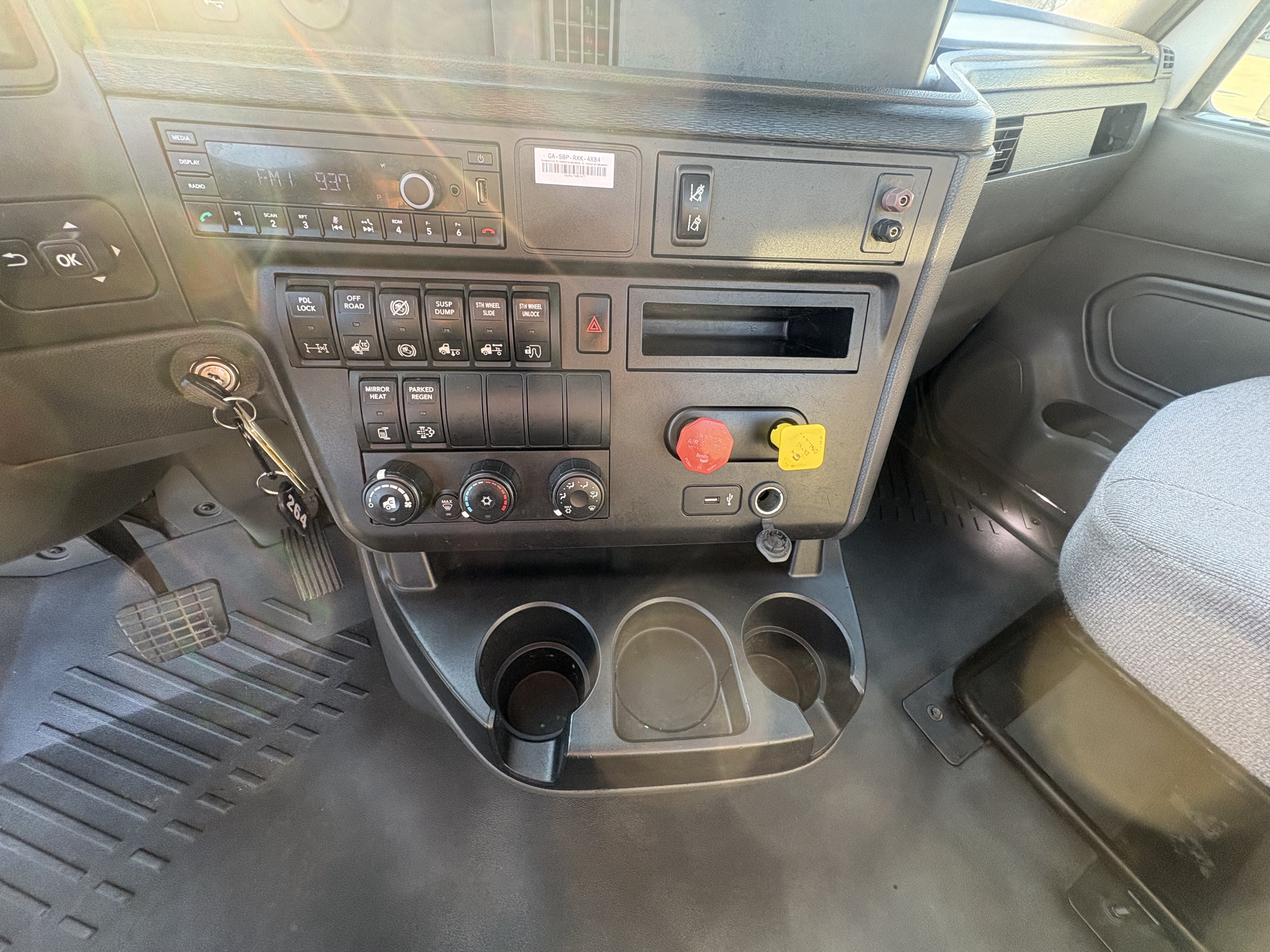 2021 International LT - image 10