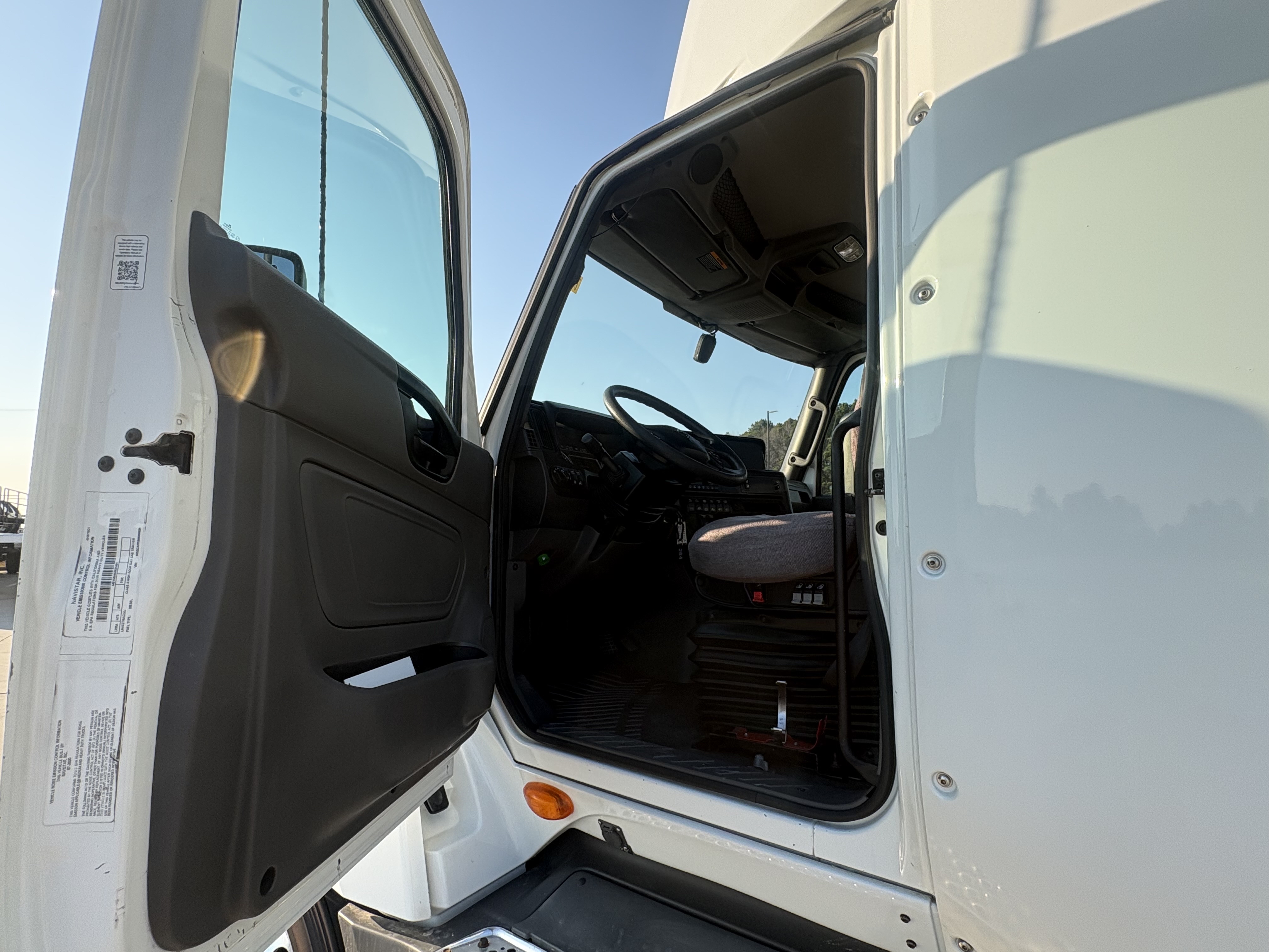 2021 International LT - image 8