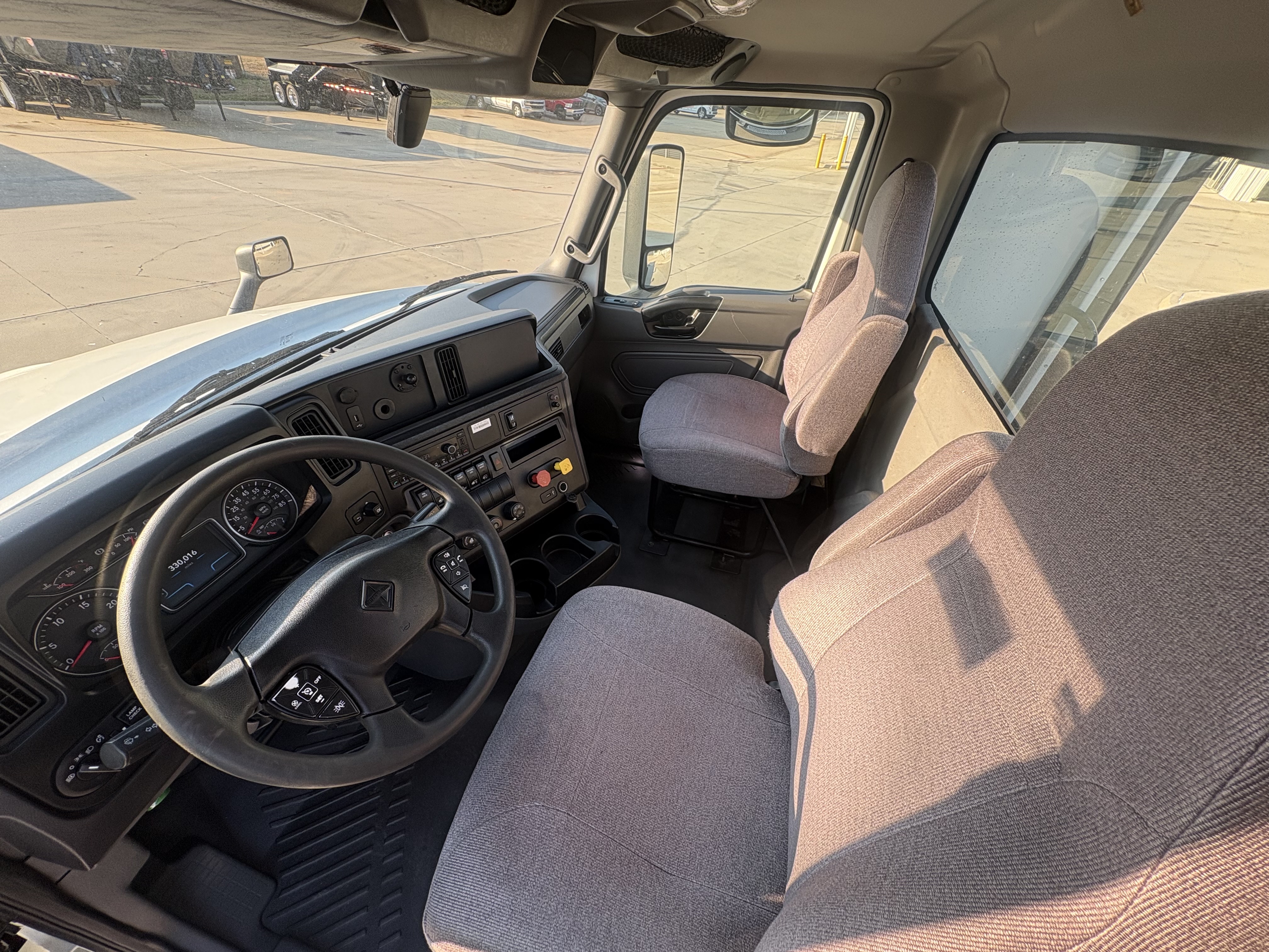 2021 International LT - image 9