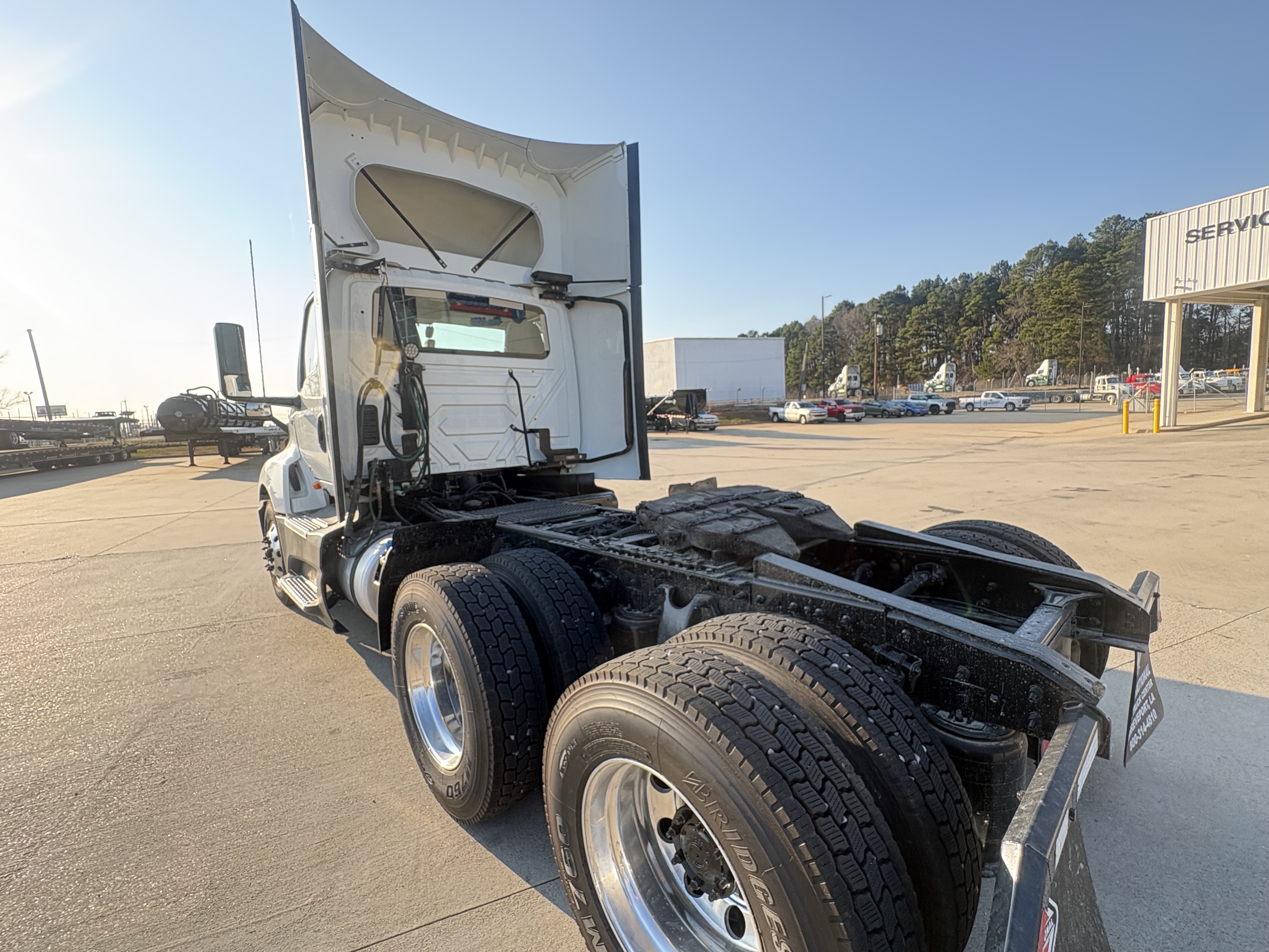 2021 International LT - image 5