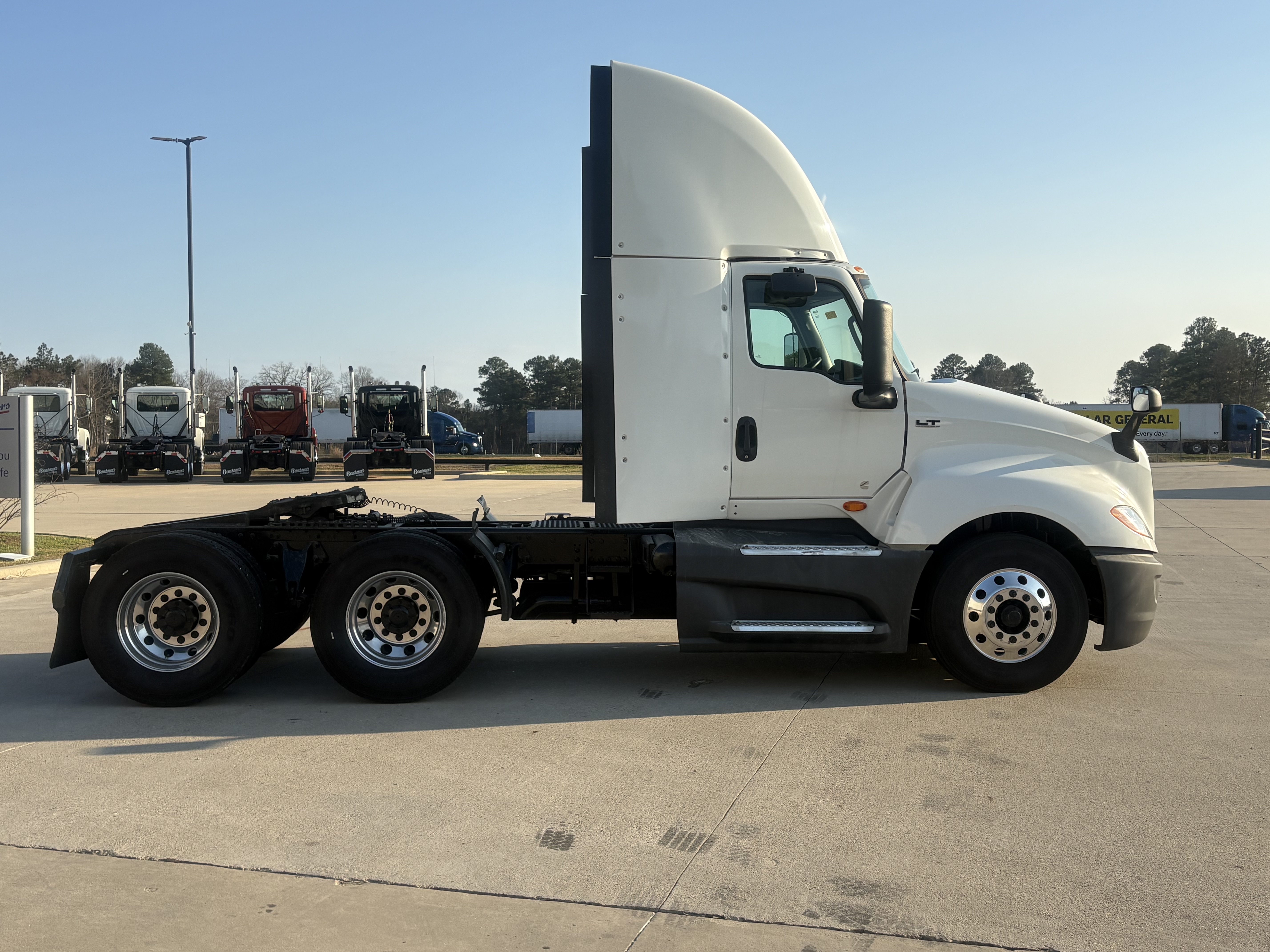 2021 International LT - image 4