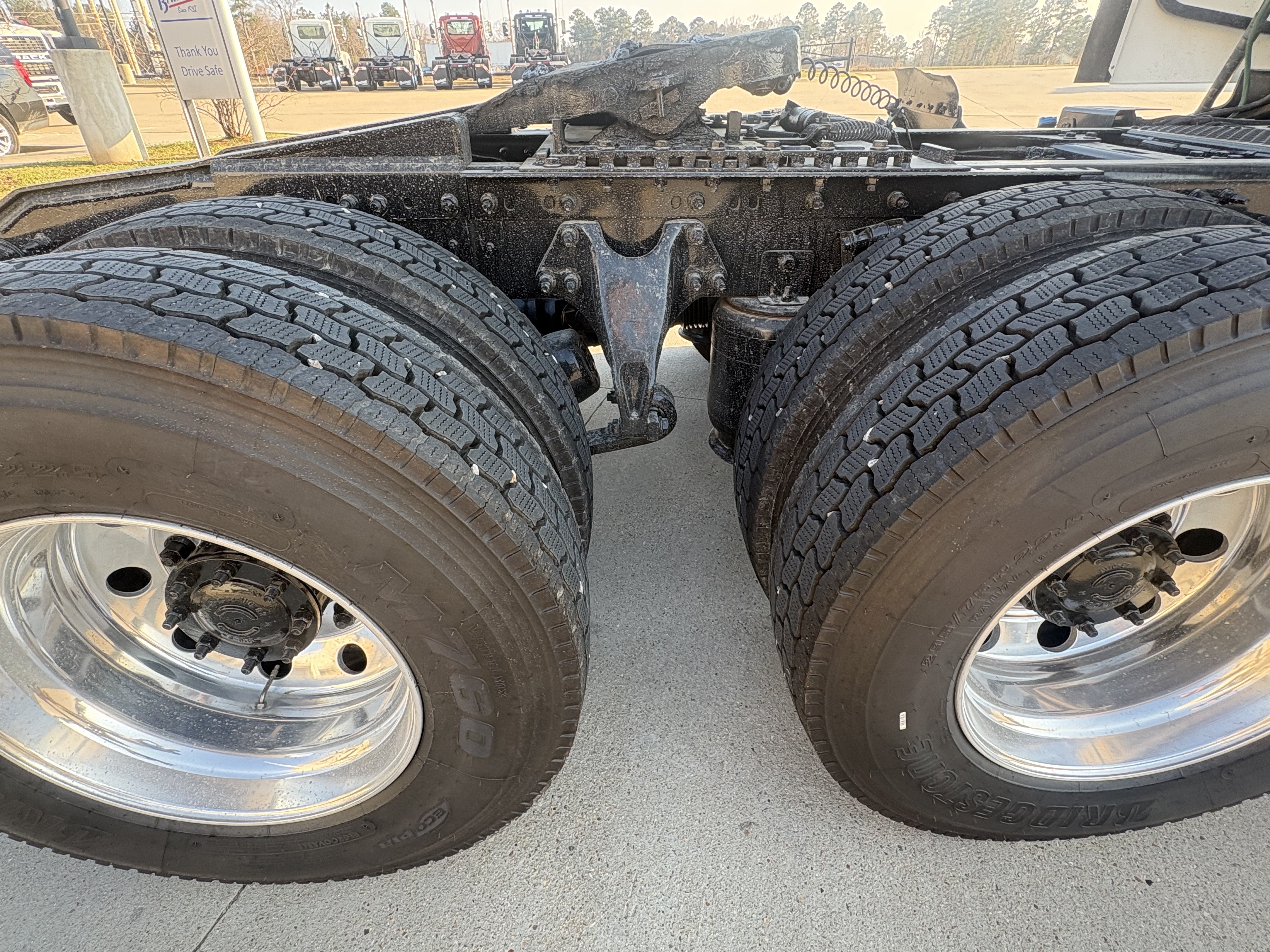 2021 International LT - image 6