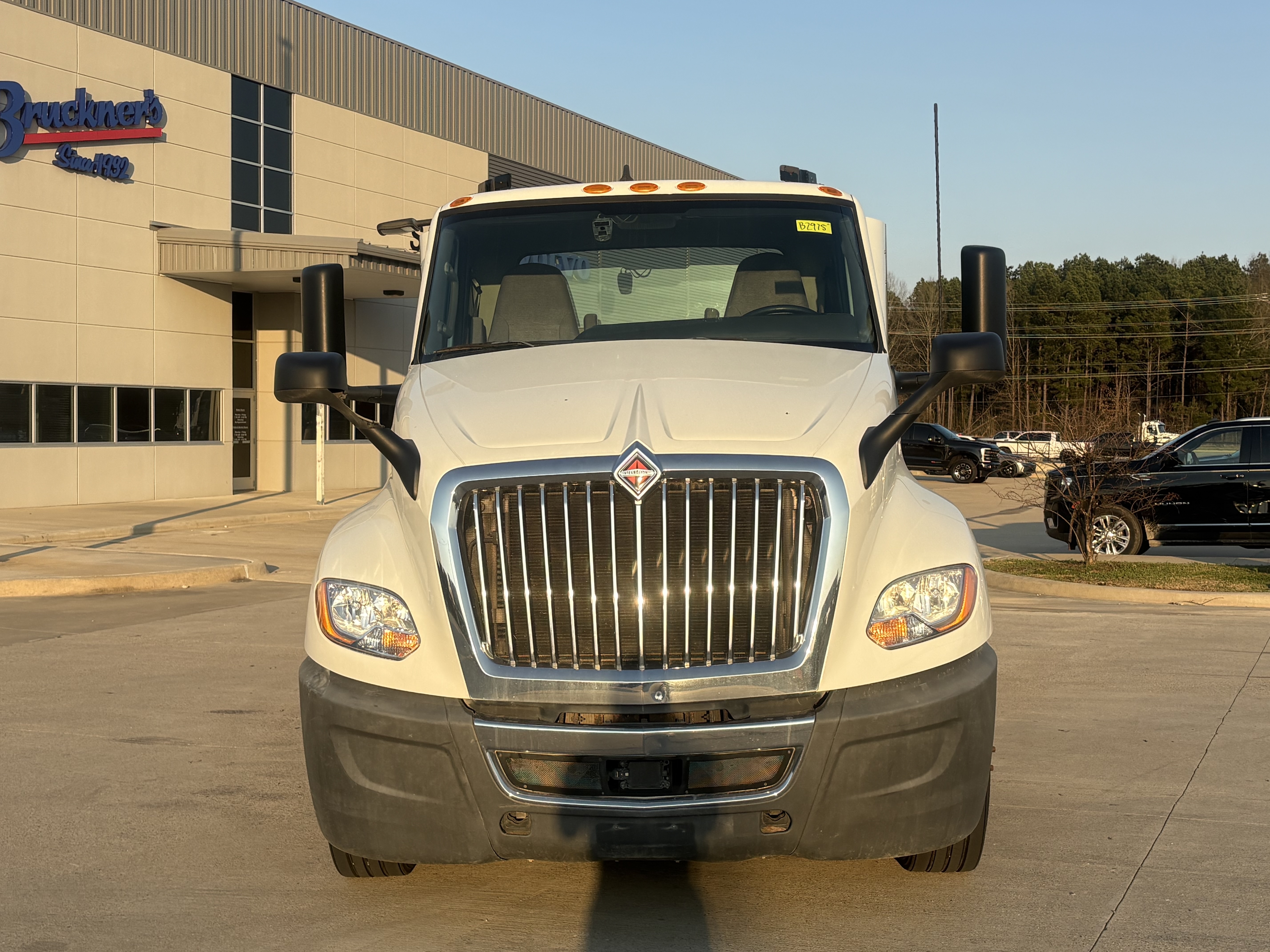 2021 International LT - image 2