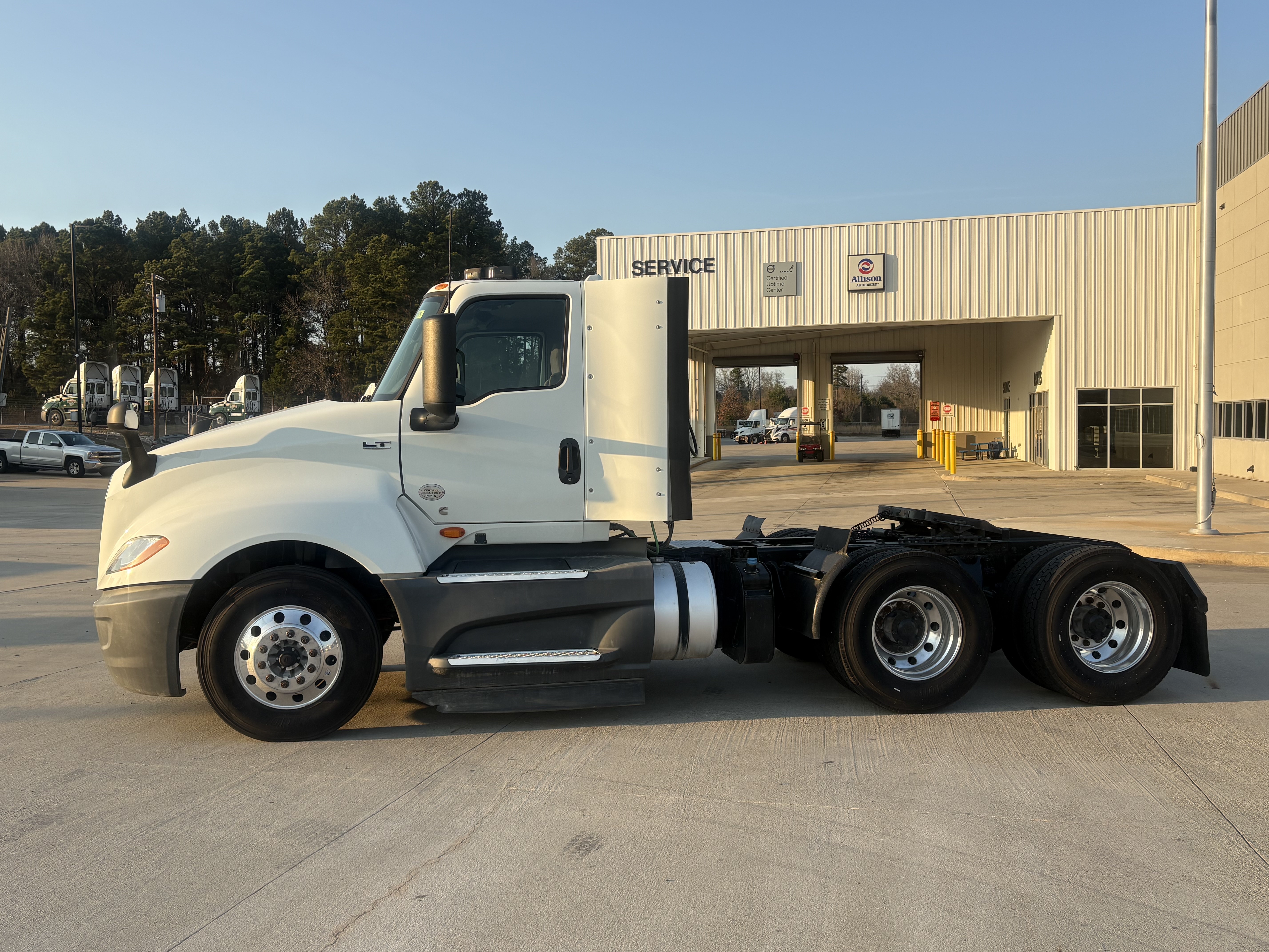 2021 International LT - image 3