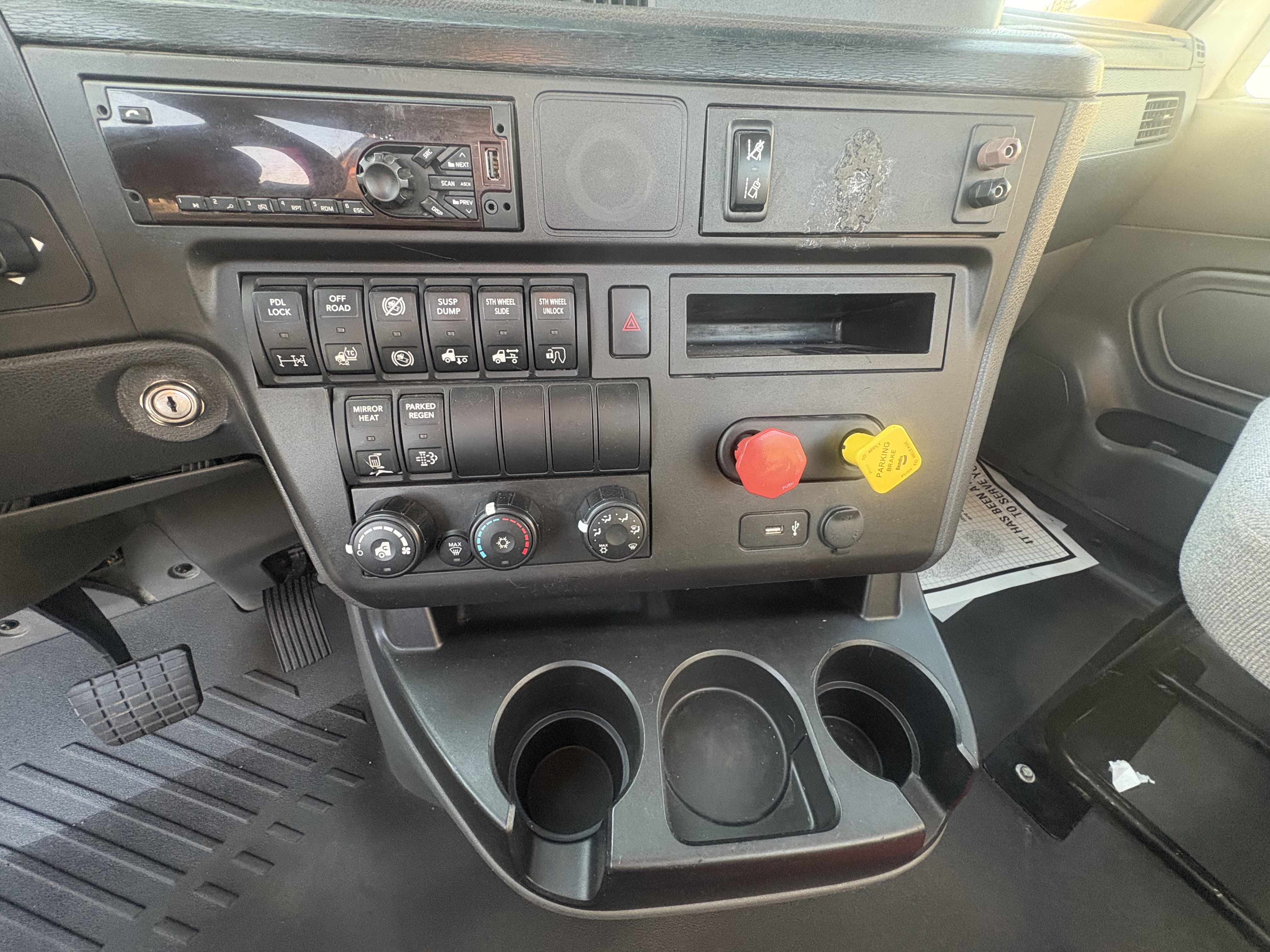 2021 International LT - image 9