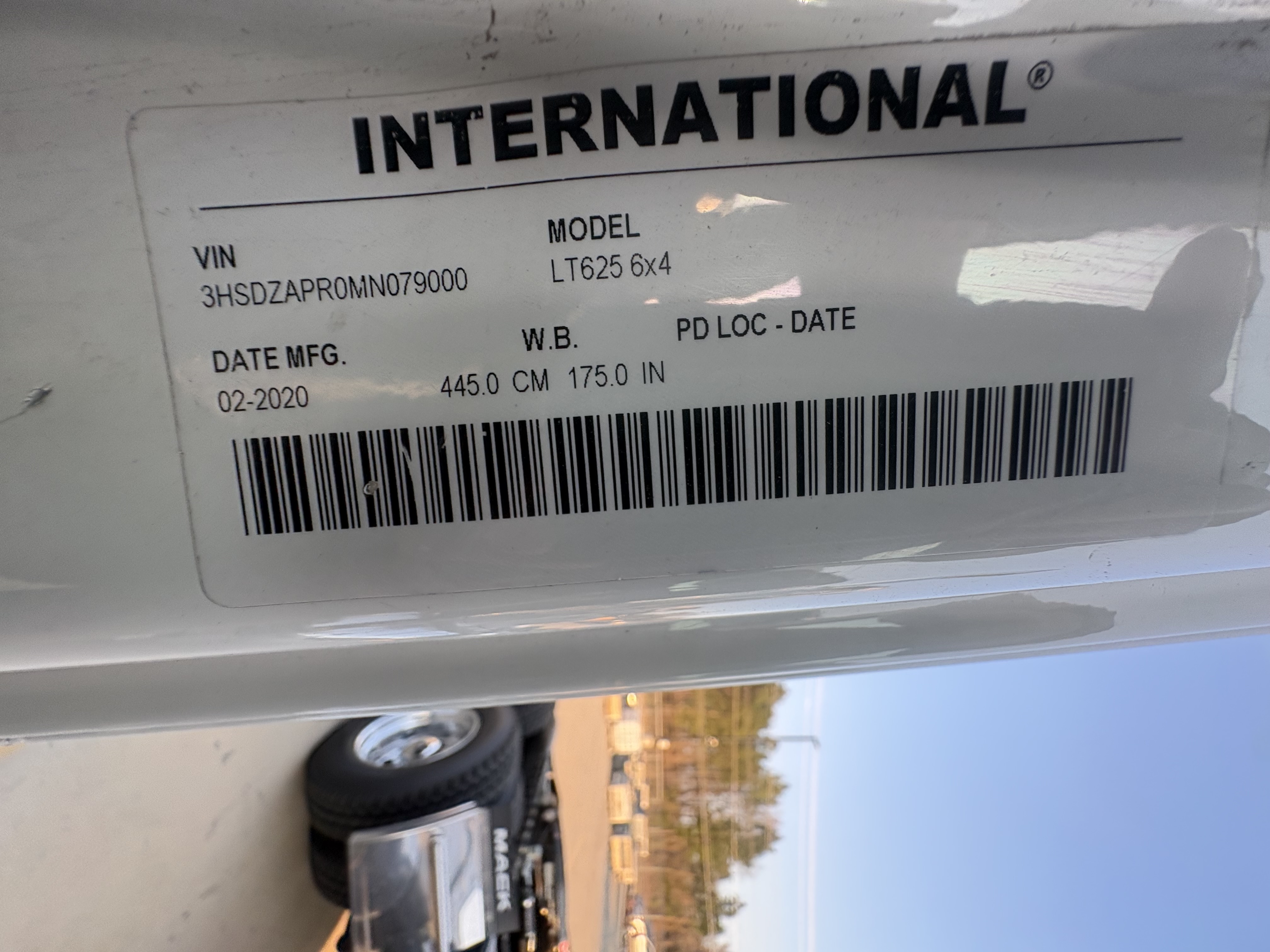 2021 International LT - image 13