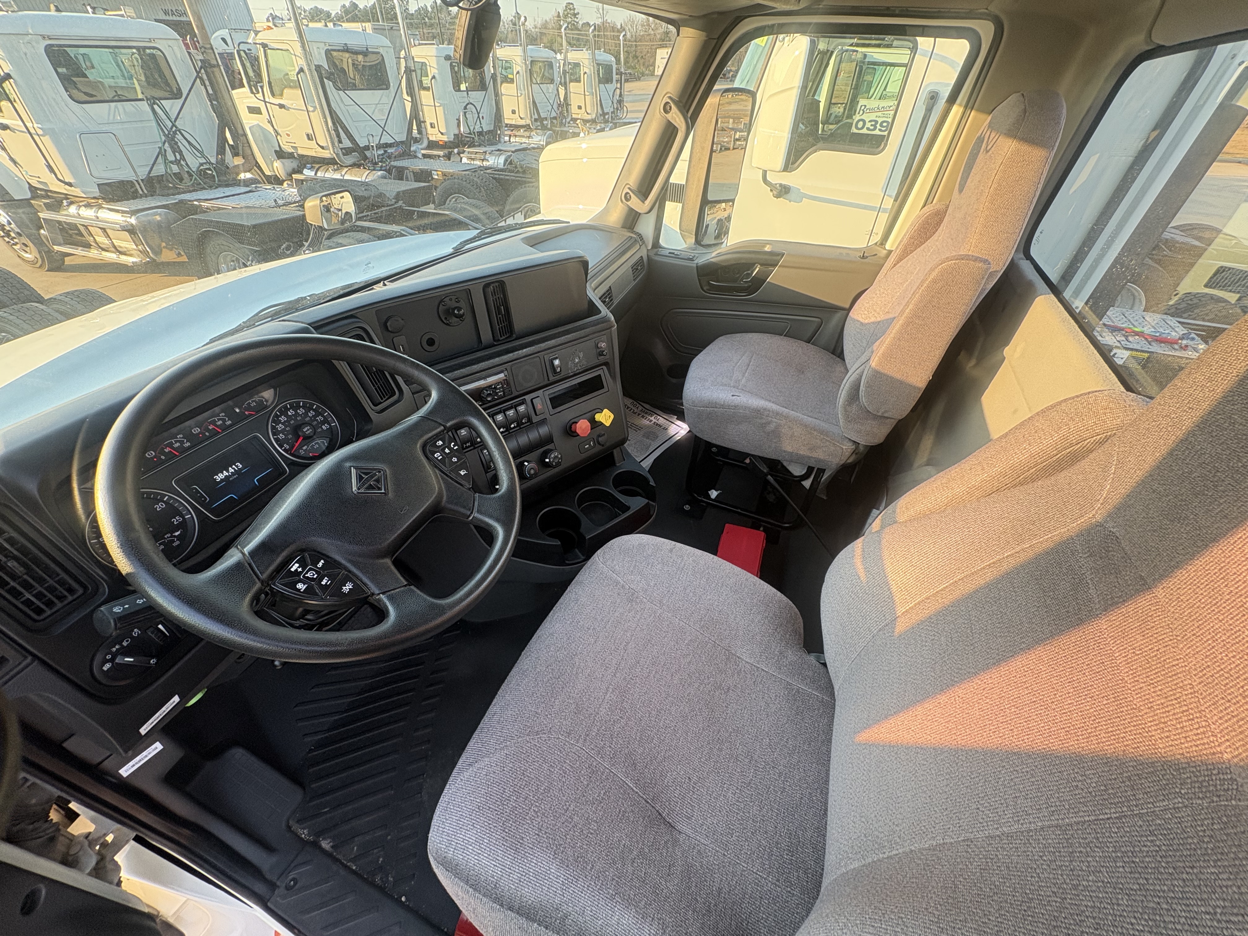 2021 International LT - image 8