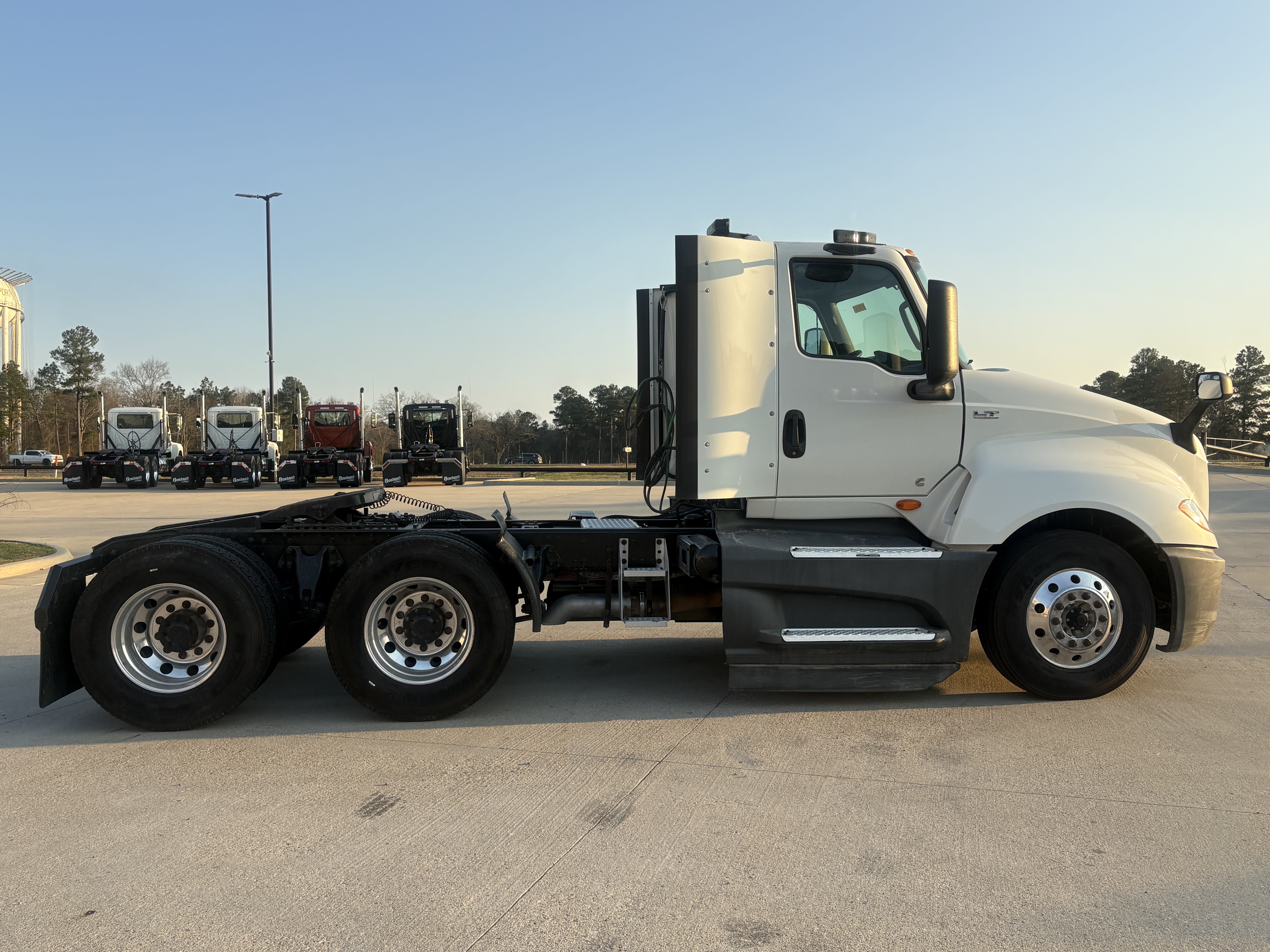 2021 International LT - image 4