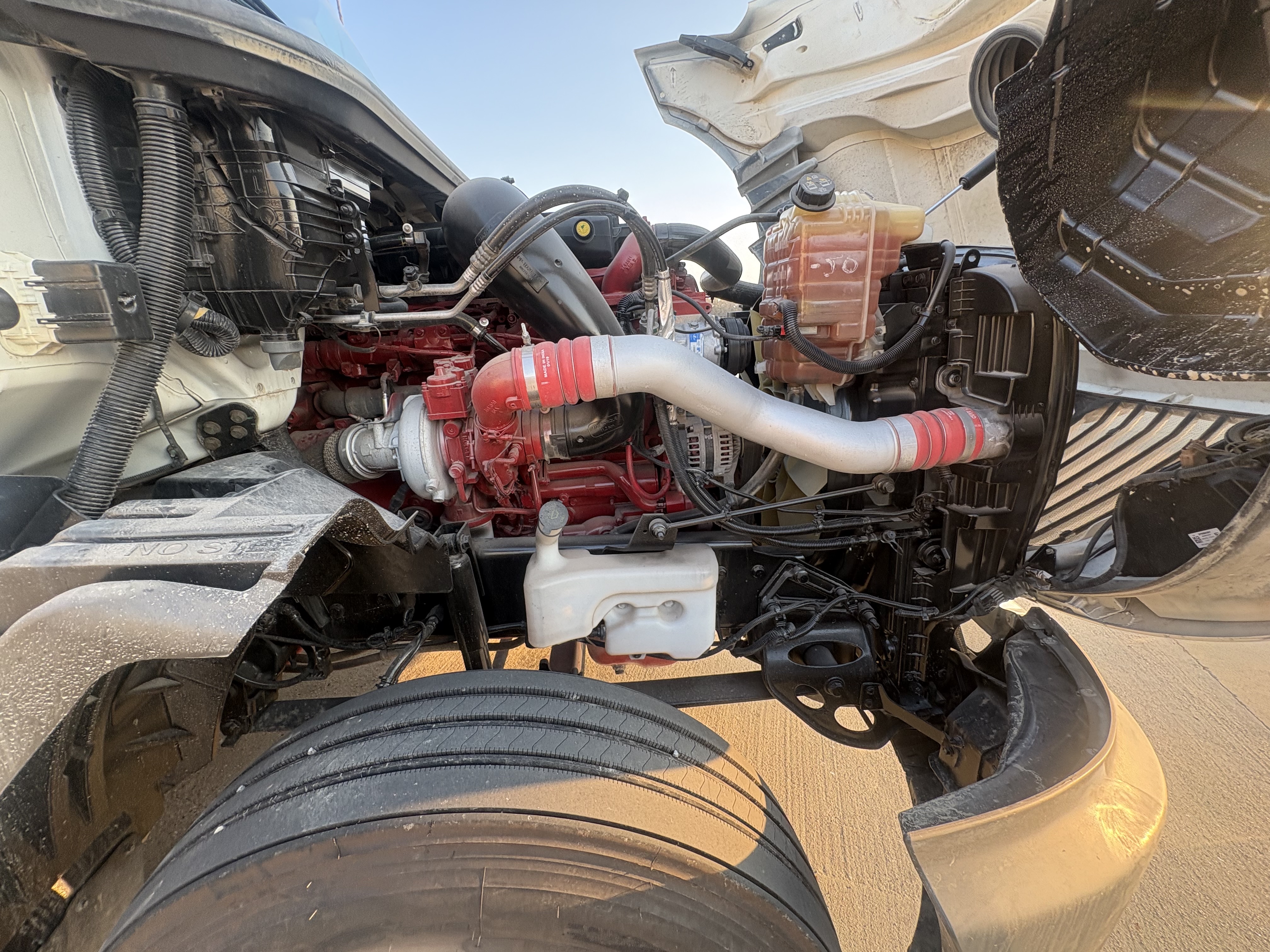 2021 International LT - image 12