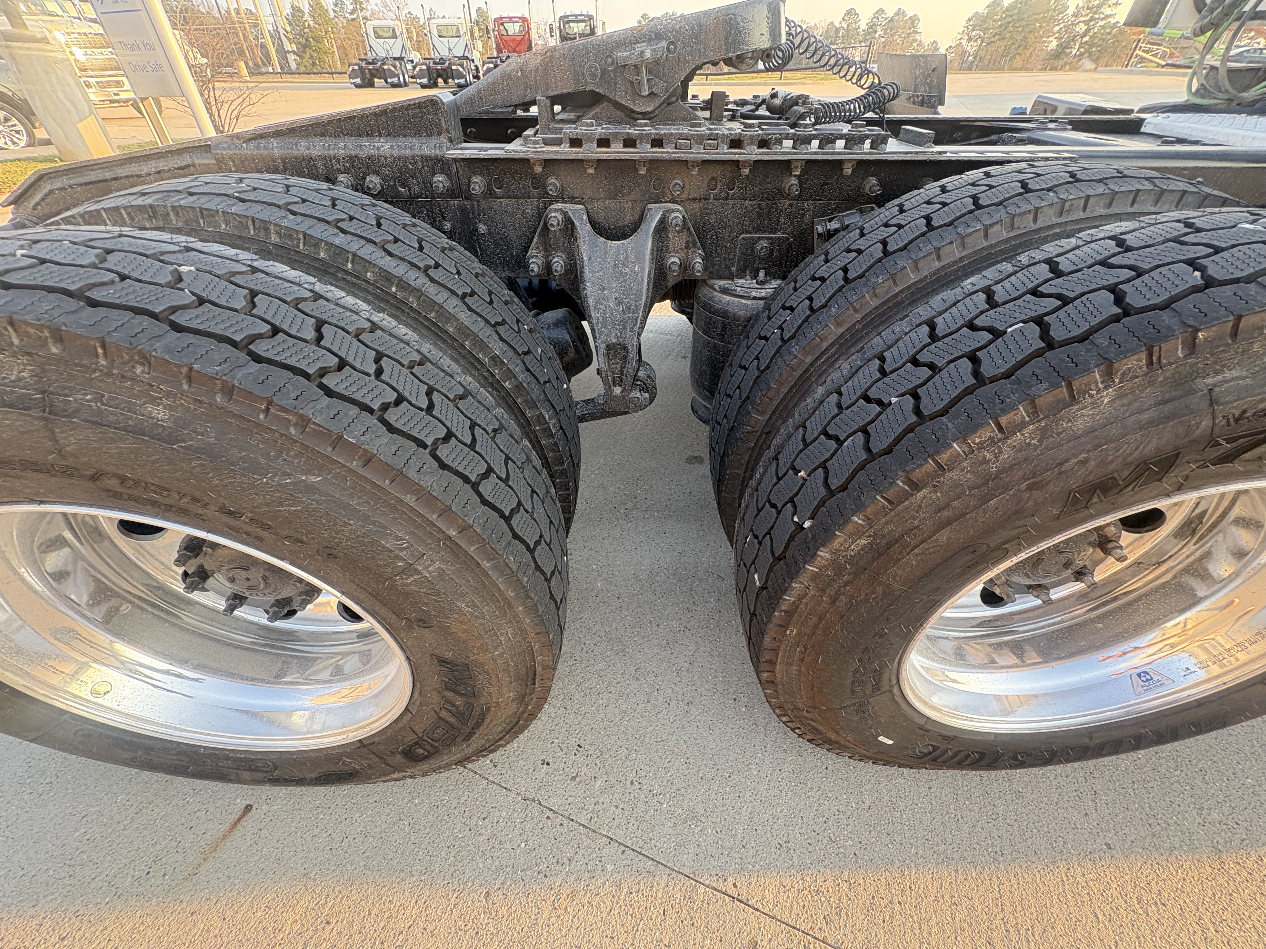 2021 International LT - image 7