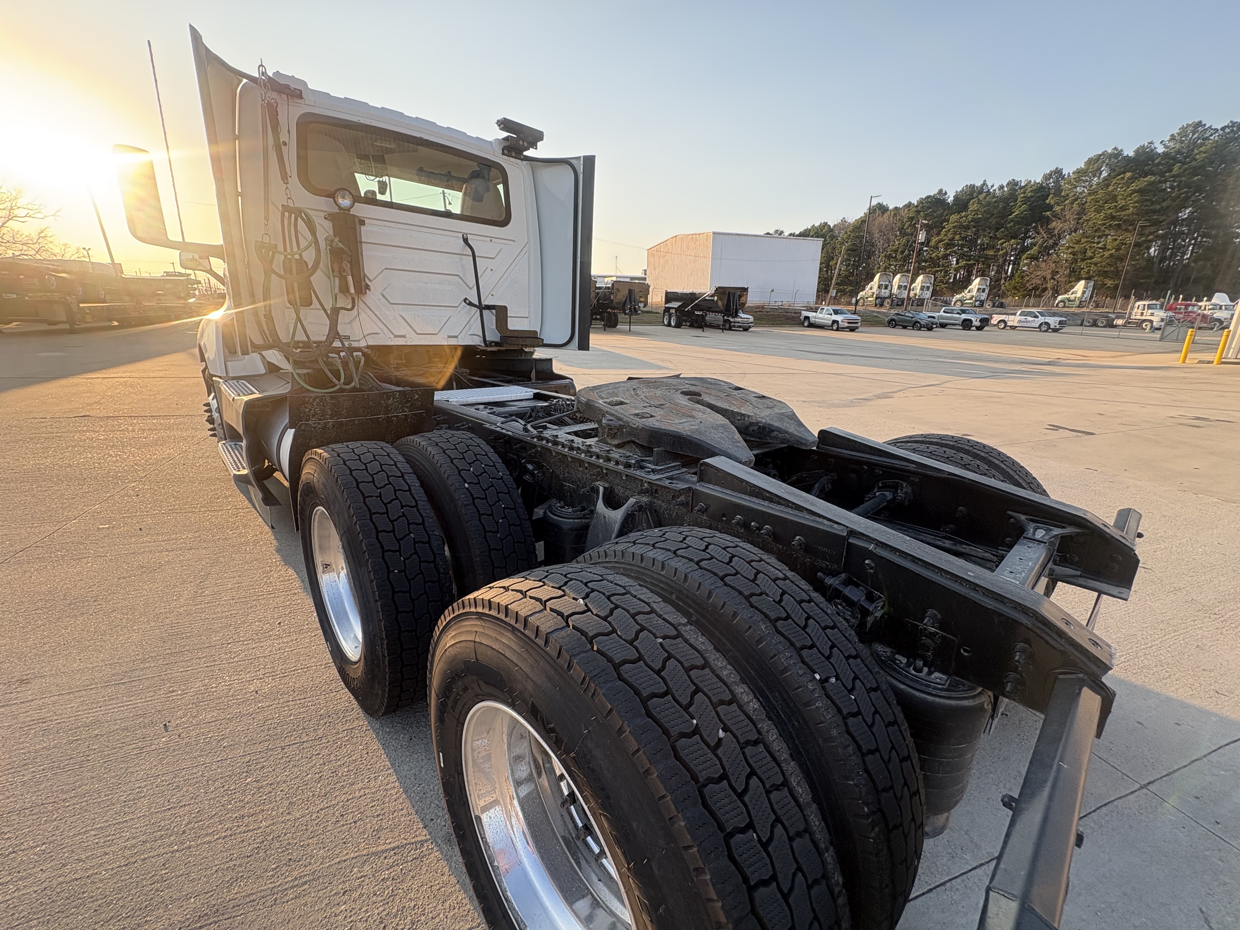 2021 International LT - image 5