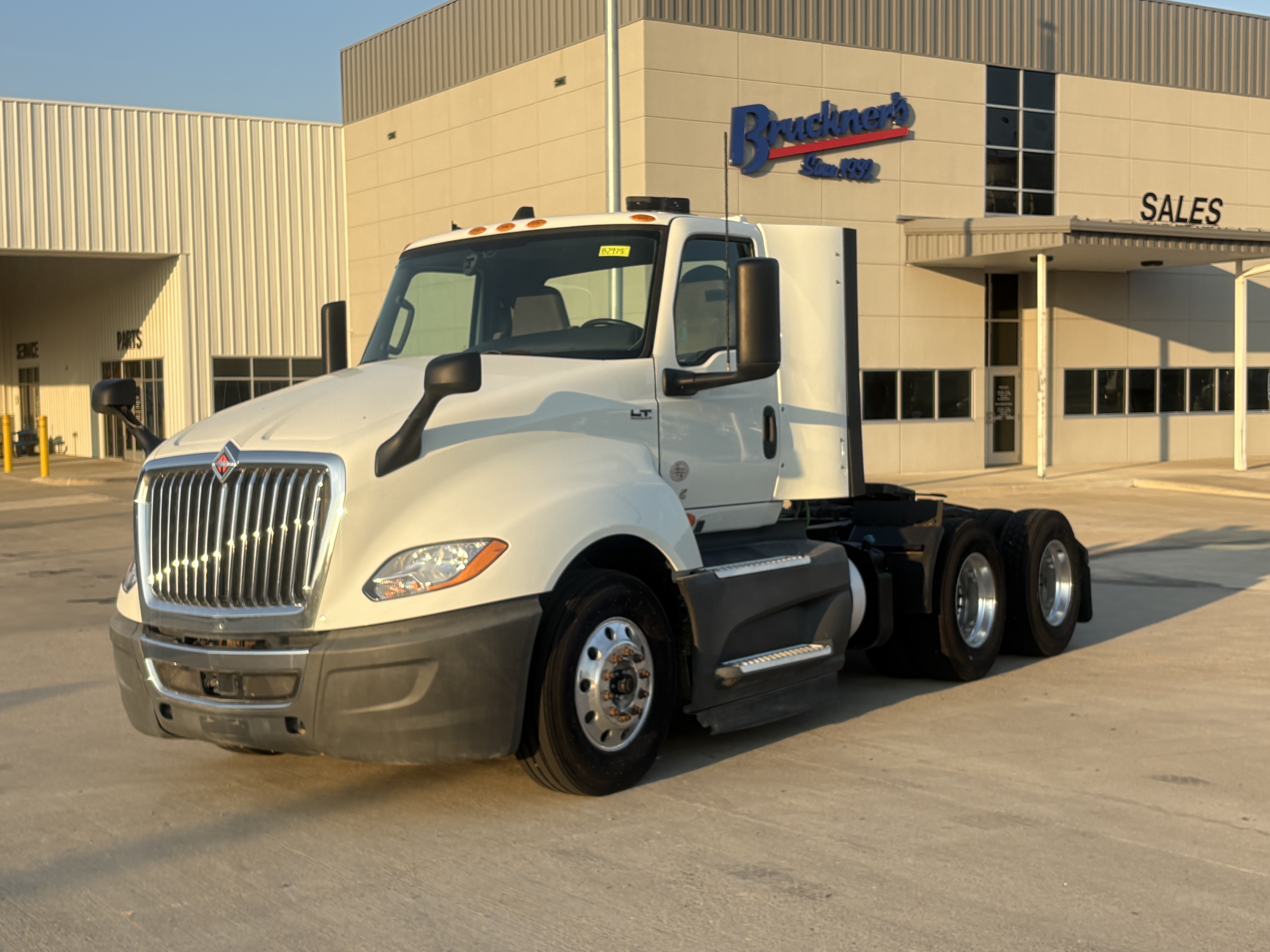 2021 International LT - image 1