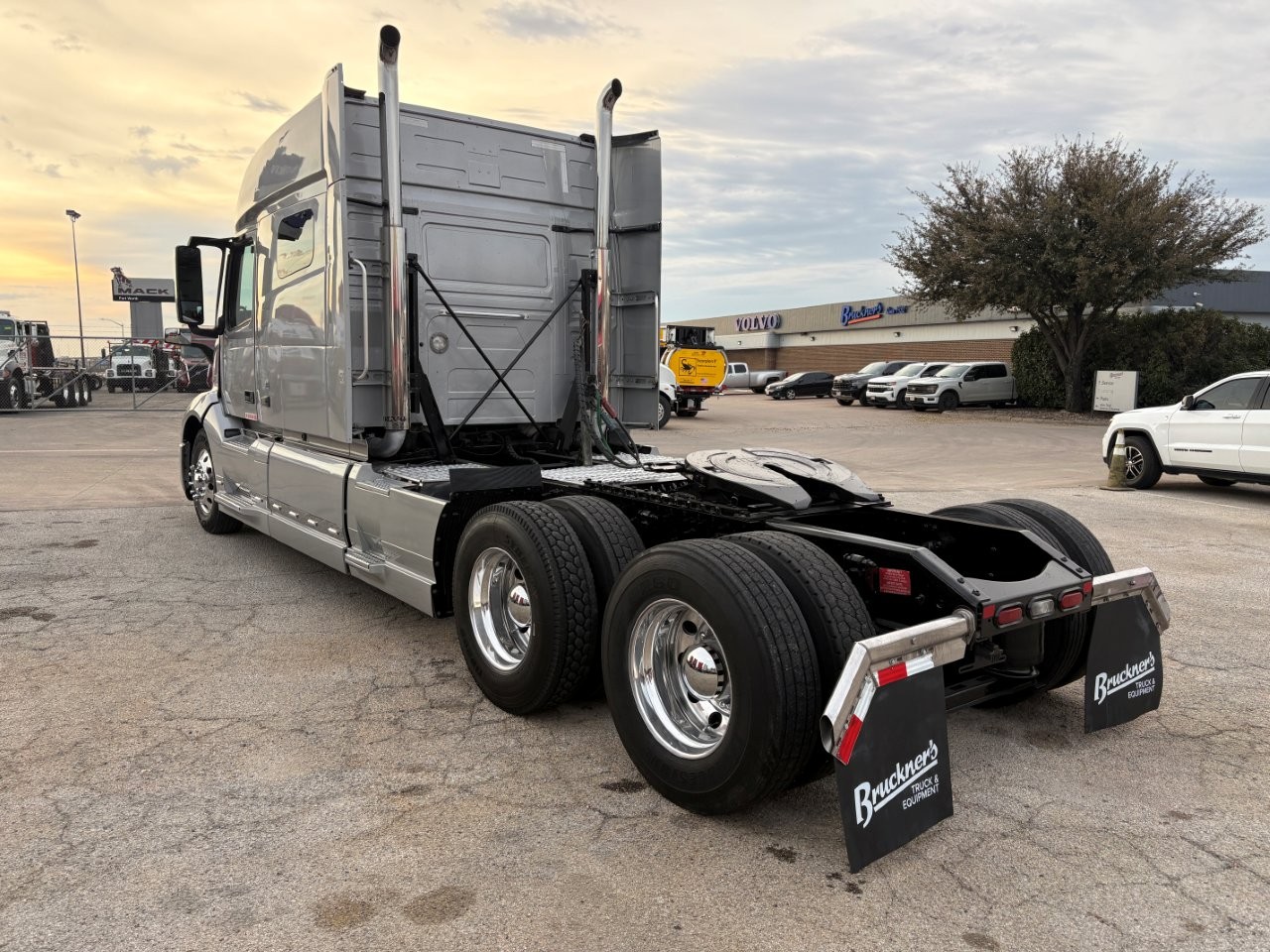 2021 Volvo VNL 740 - image 7