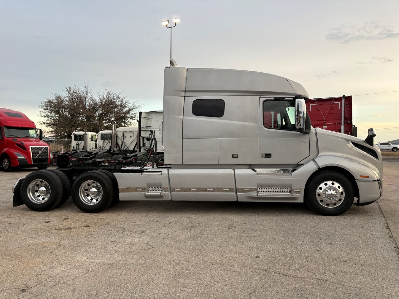2021 Volvo VNL 740 - image 4