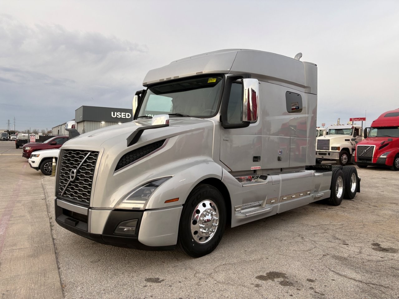 2021 Volvo VNL 740 - image 1
