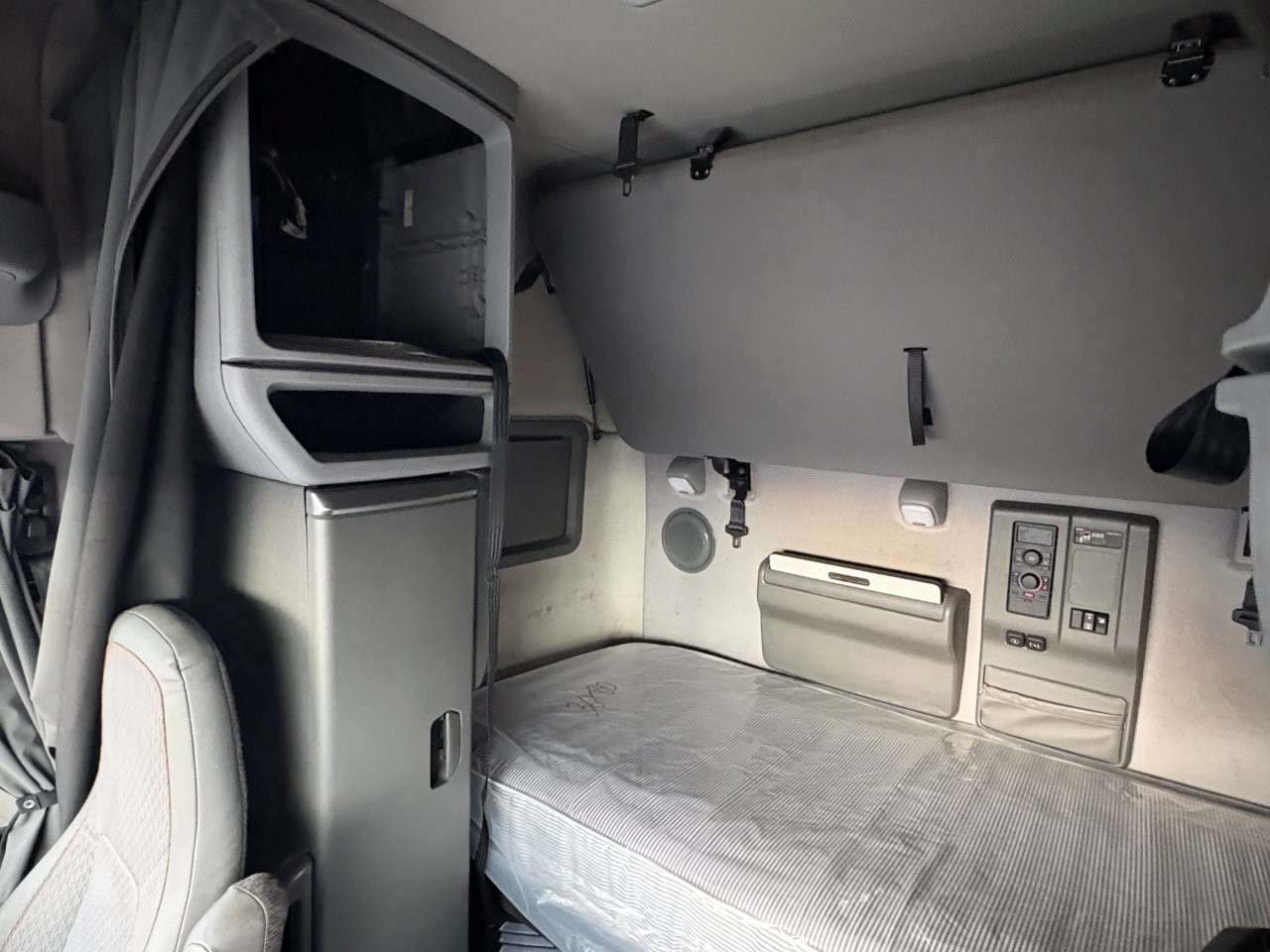 2021 Volvo VNL 740 - image 9