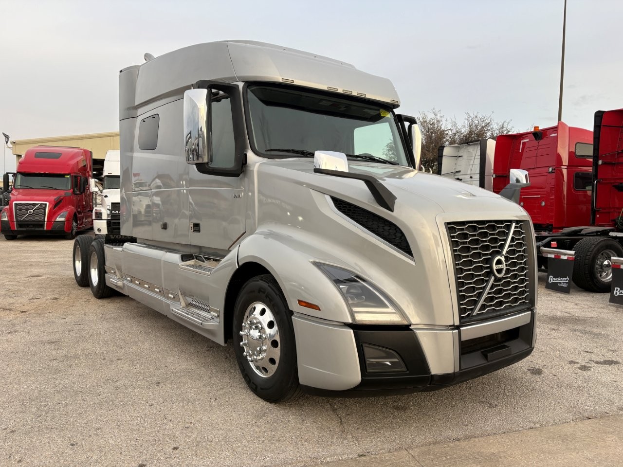 2021 Volvo VNL 740 - image 3