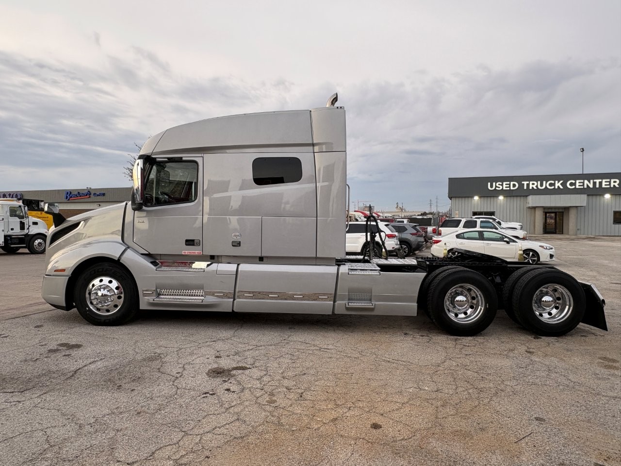 2021 Volvo VNL 740 - image 8