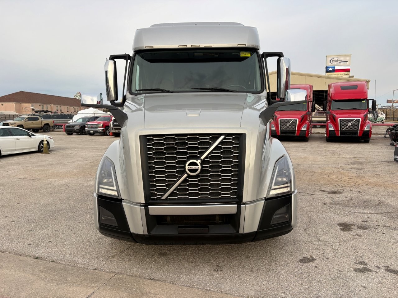2021 Volvo VNL 740 - image 2