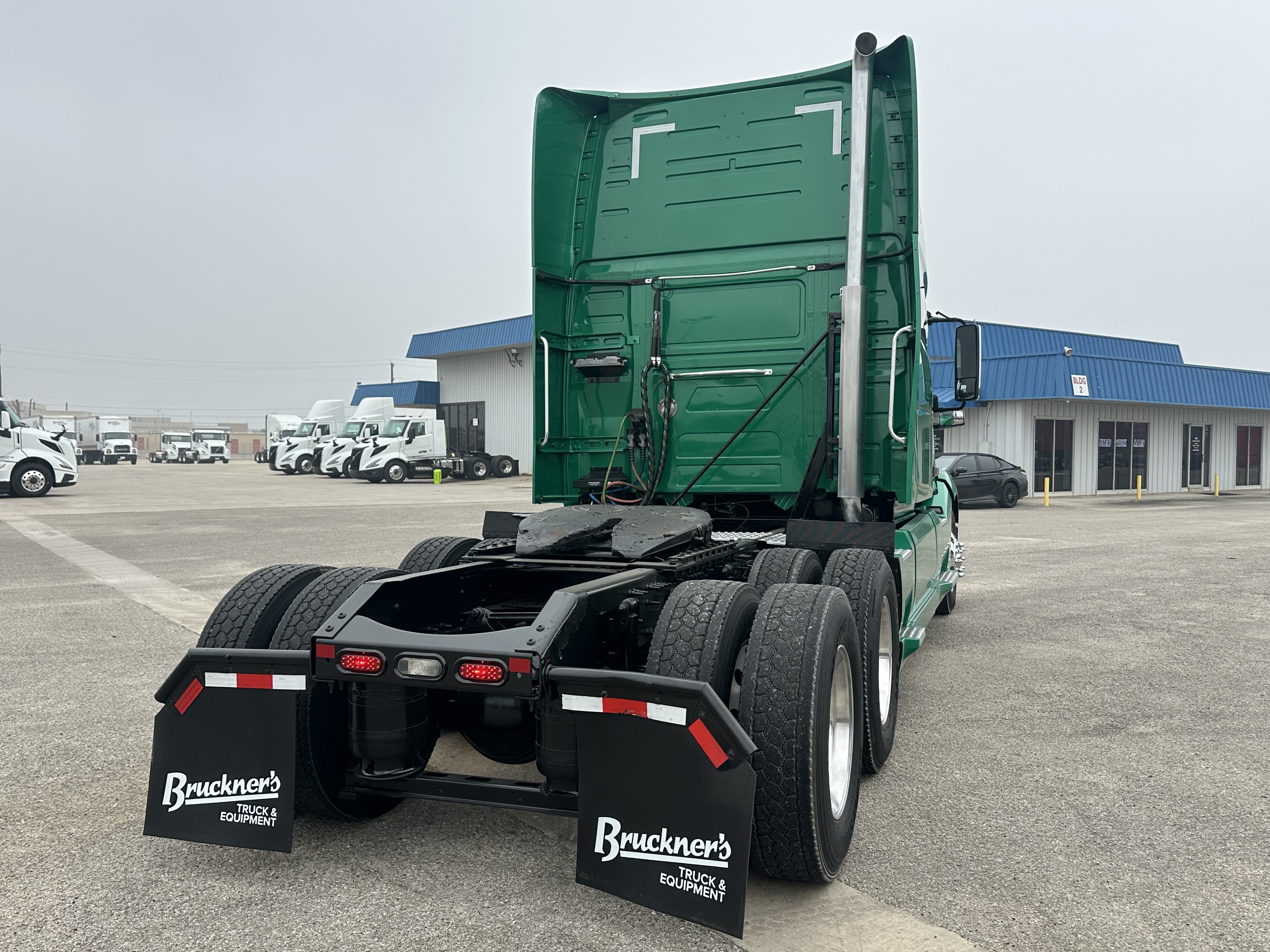 2021 Volvo - image 6