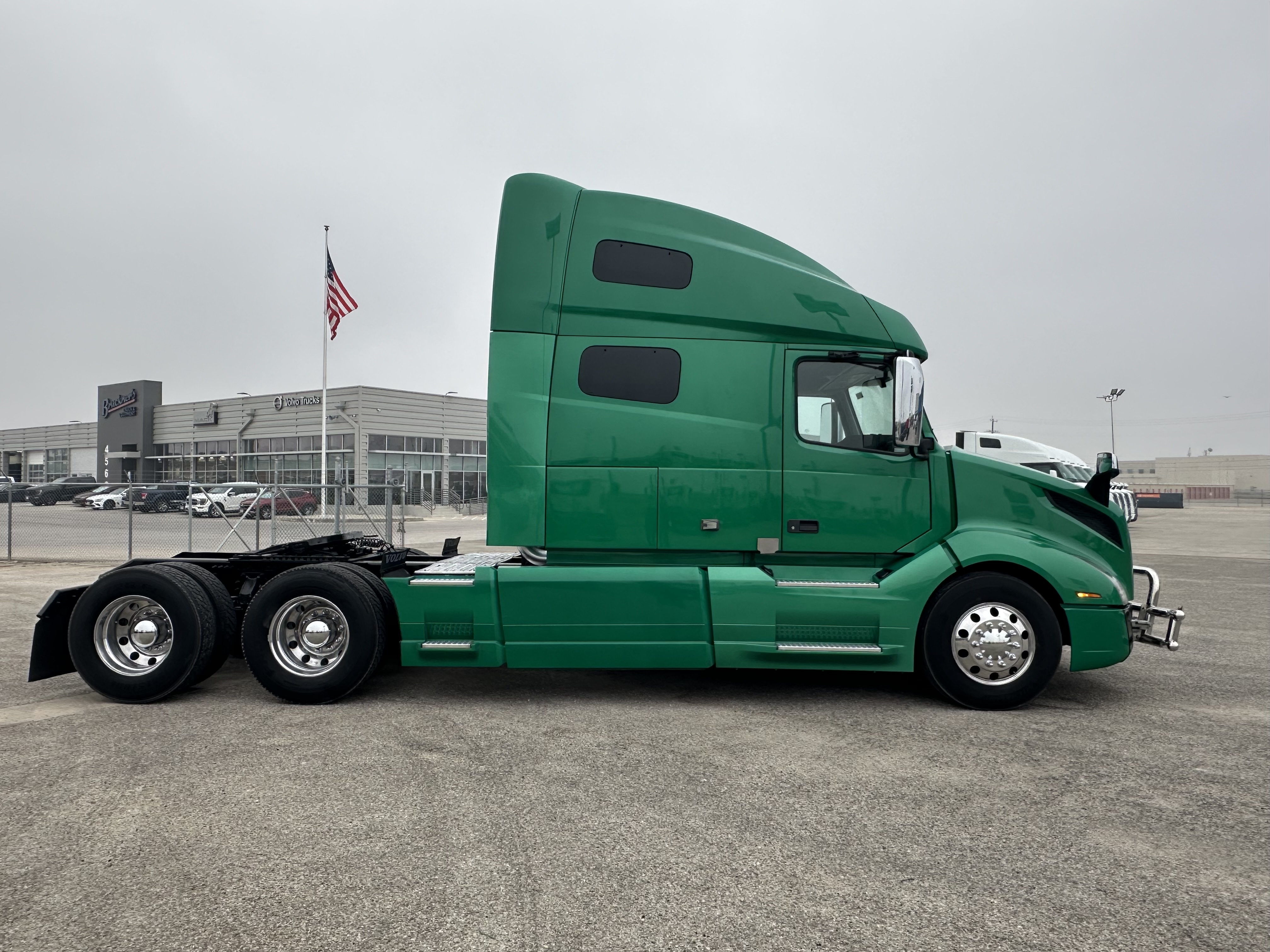 2021 Volvo - image 4