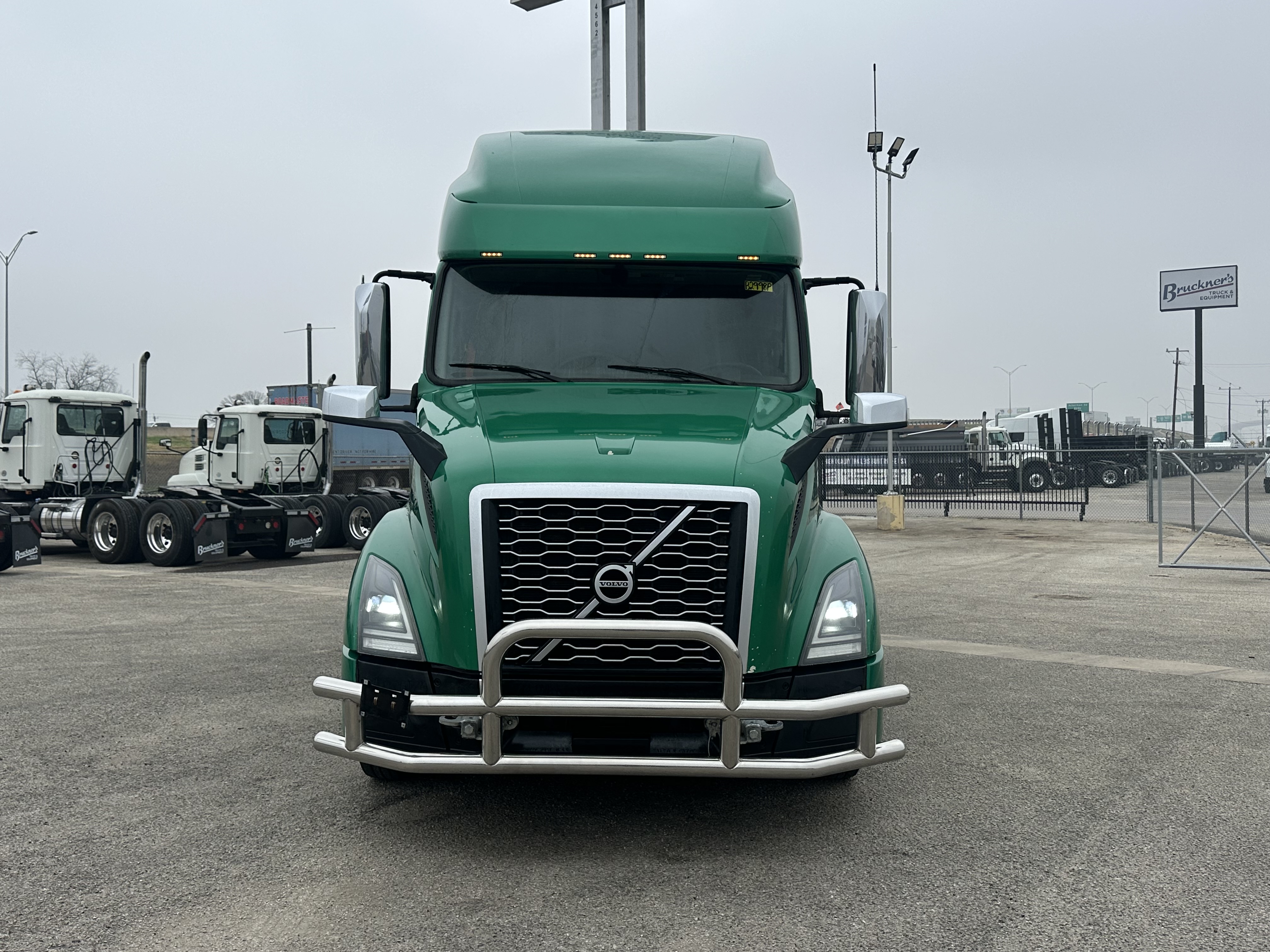 2021 Volvo - image 3