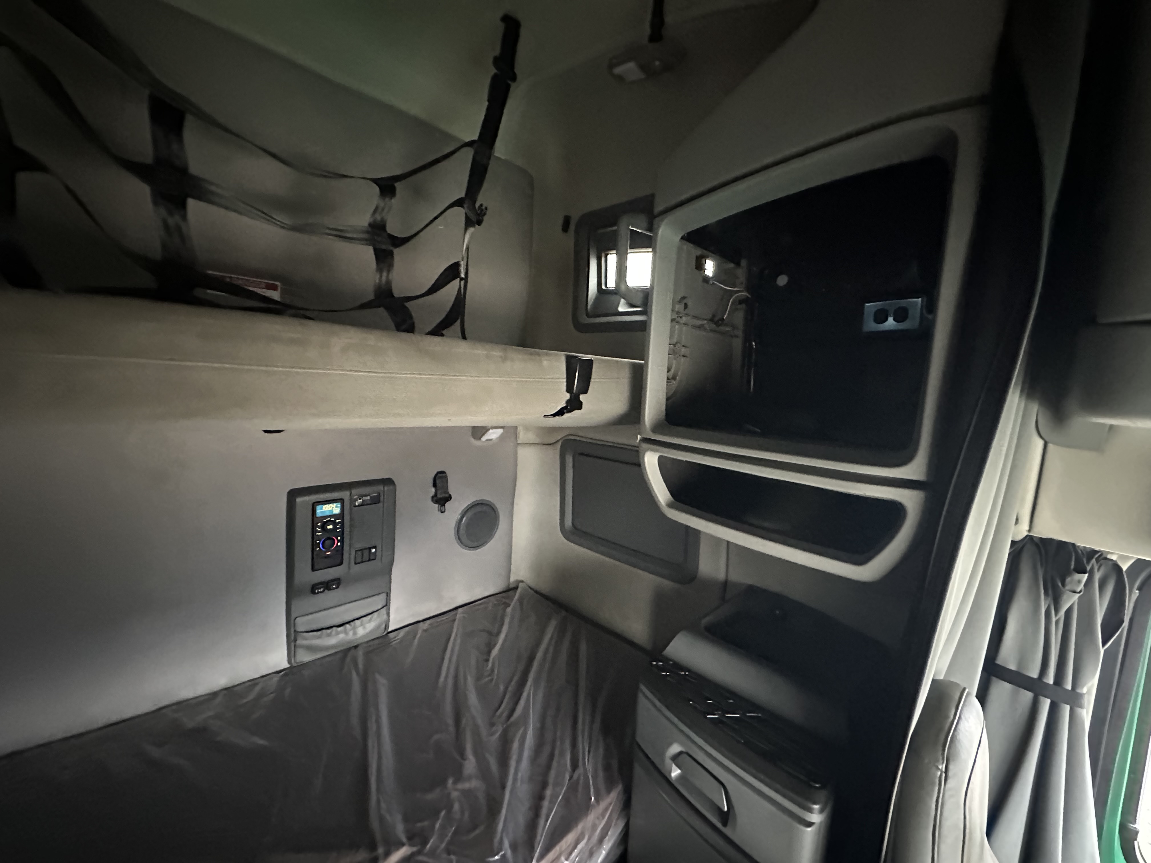 2021 Volvo - image 8