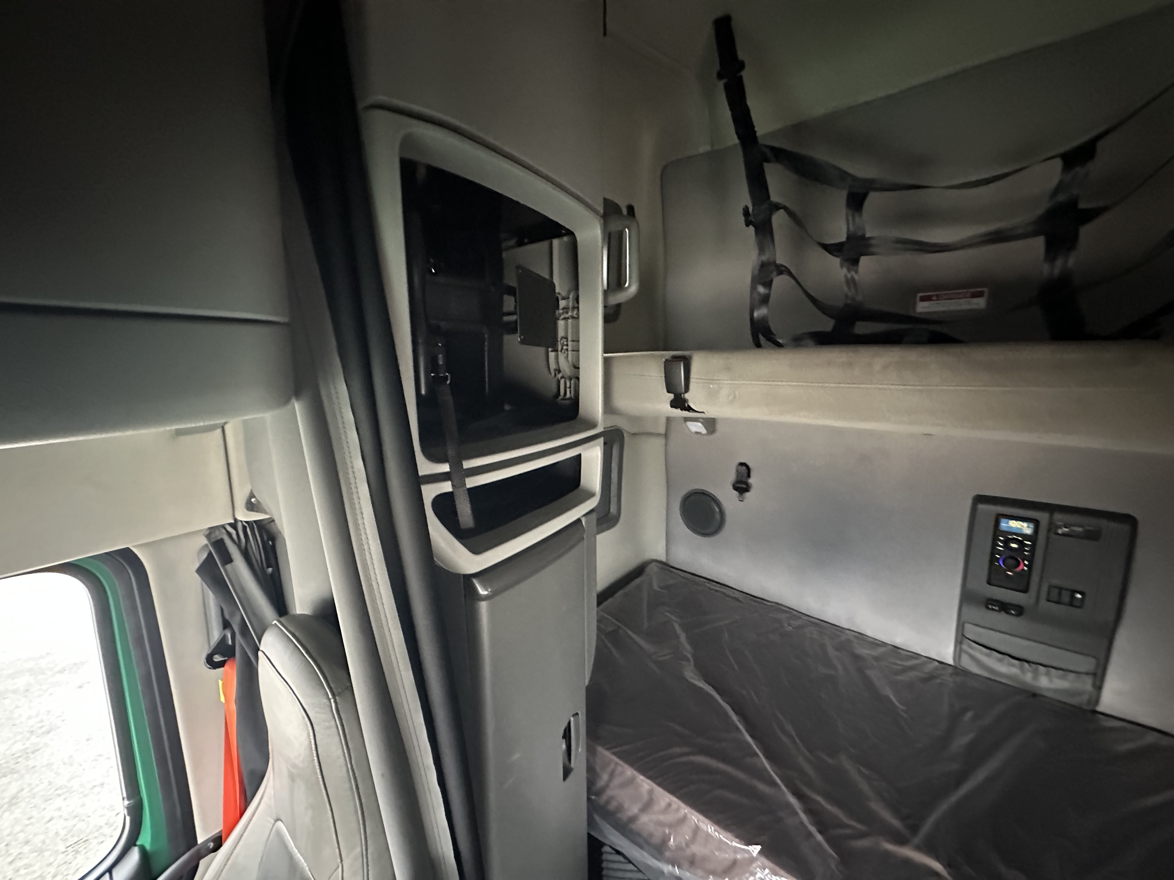 2021 Volvo - image 7