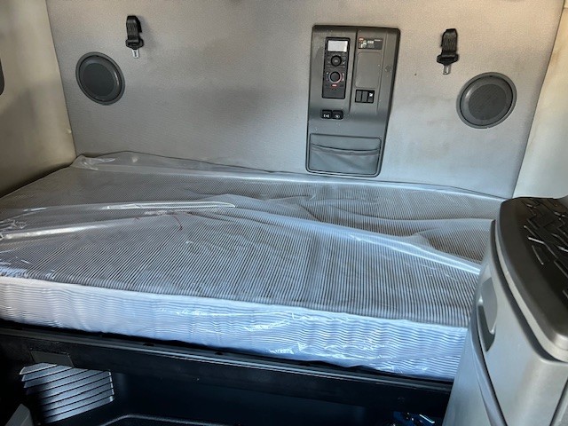 2021 Volvo - image 16