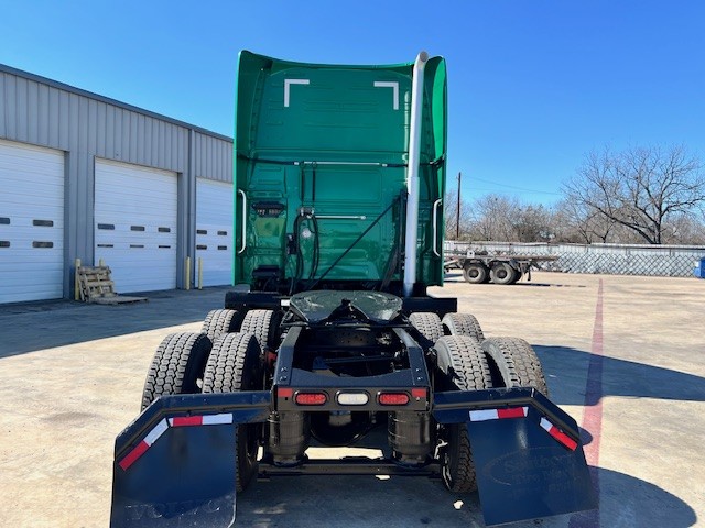 2021 Volvo - image 5