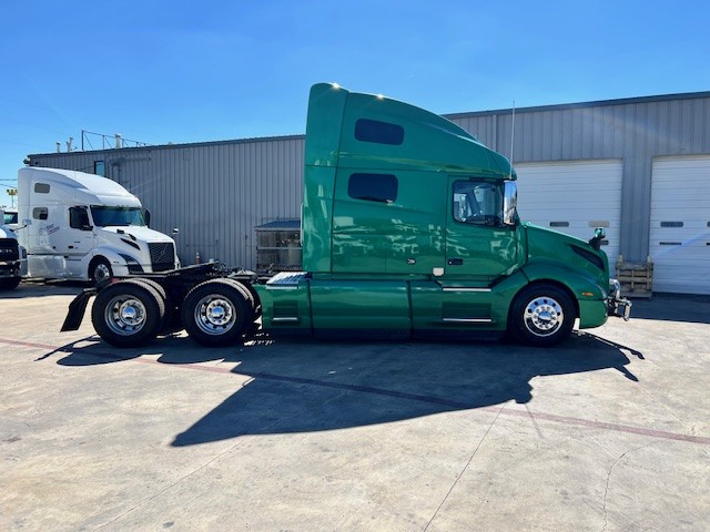 2021 Volvo - image 6