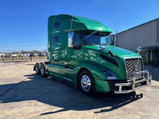 2021 Volvo - image 3