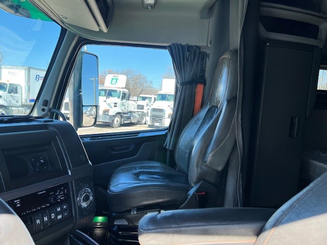 2021 Volvo - image 12