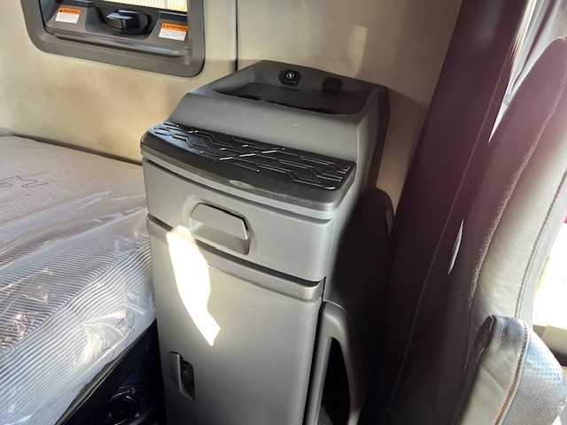 2021 Volvo - image 17