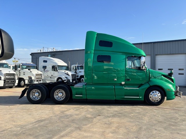 2021 Volvo - image 6