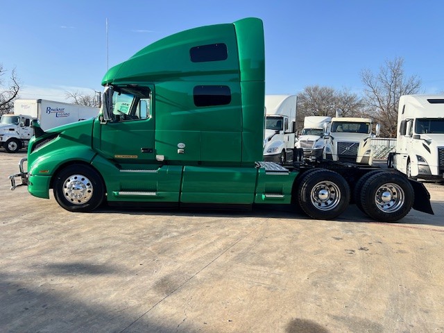 2021 Volvo - image 4