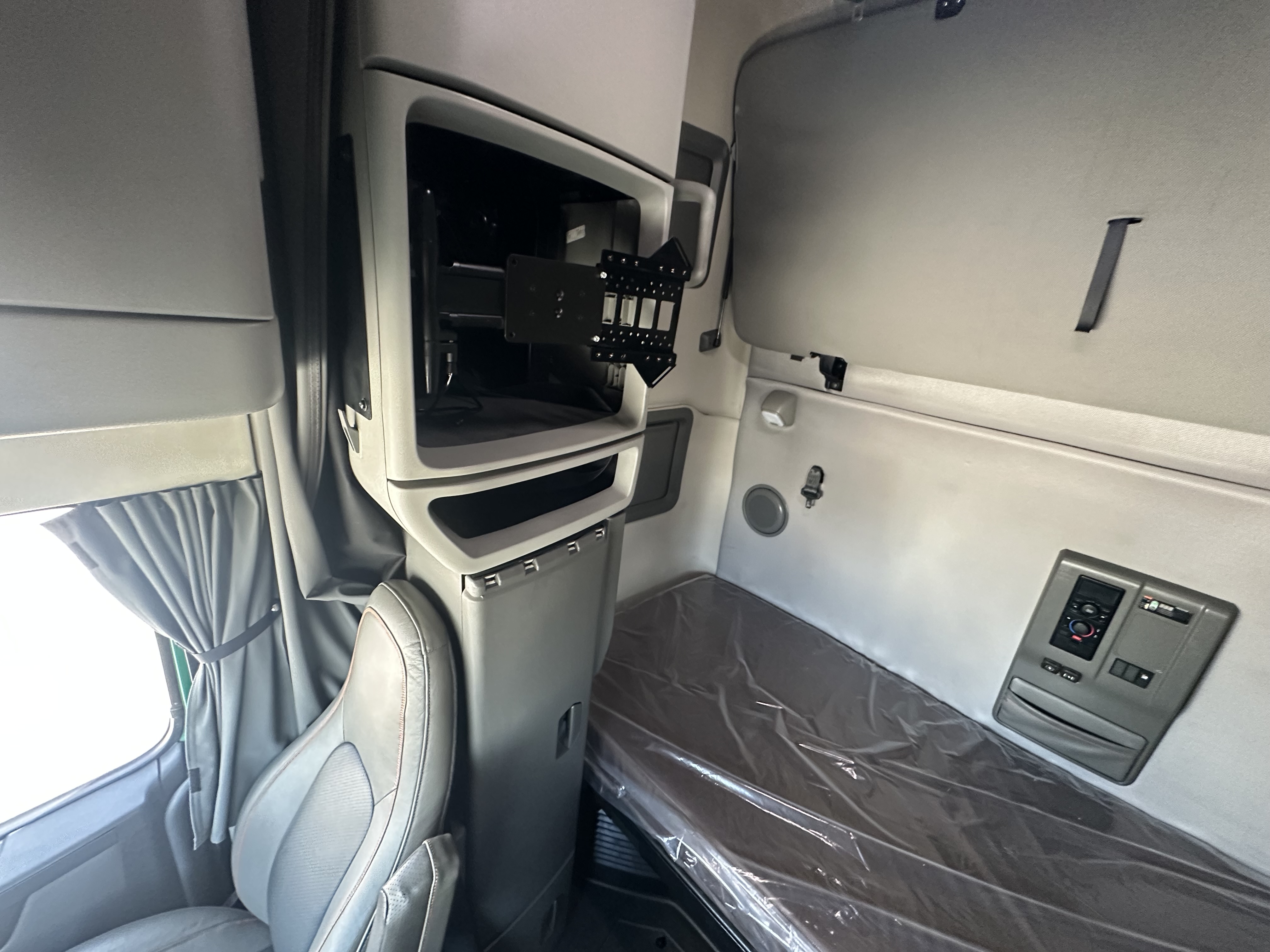 2021 Volvo - image 9